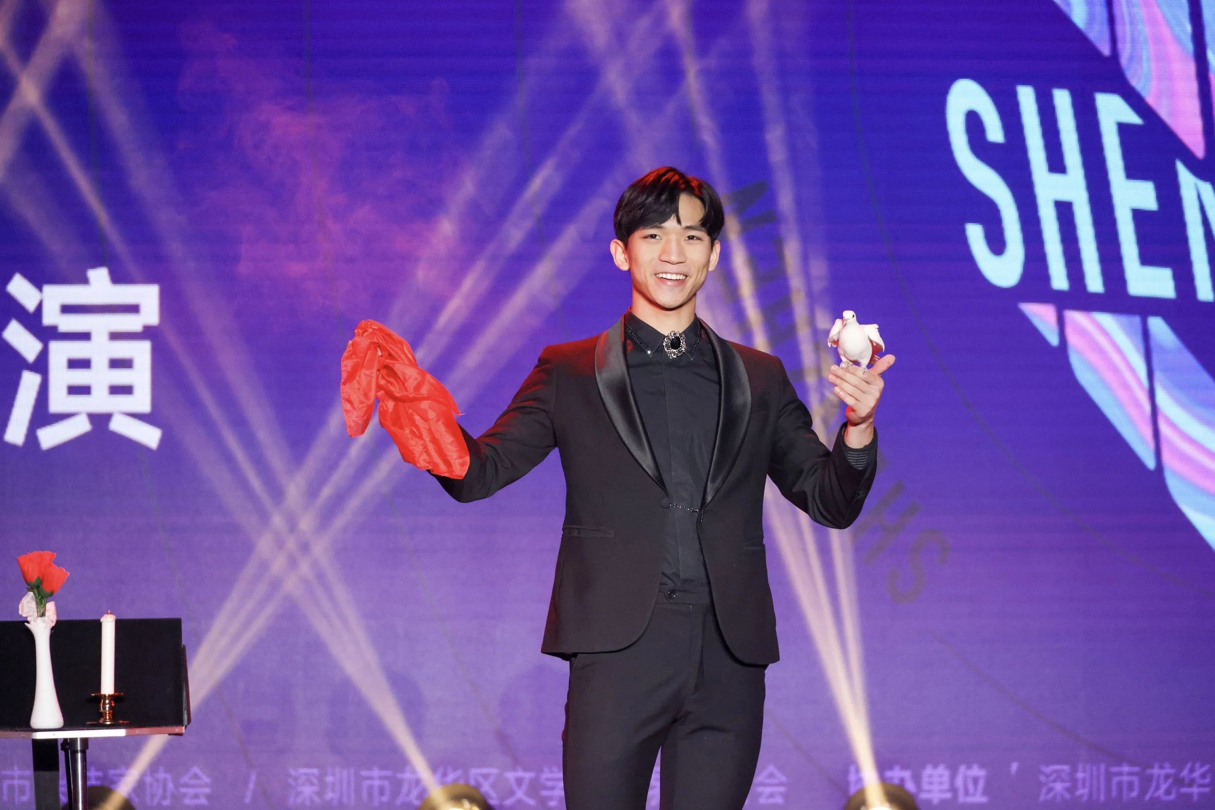 Macau magician Matt Tran stage manipulation illusion magic 澳門魔術師 Matt 舞台手彩魔術表演.jpg
