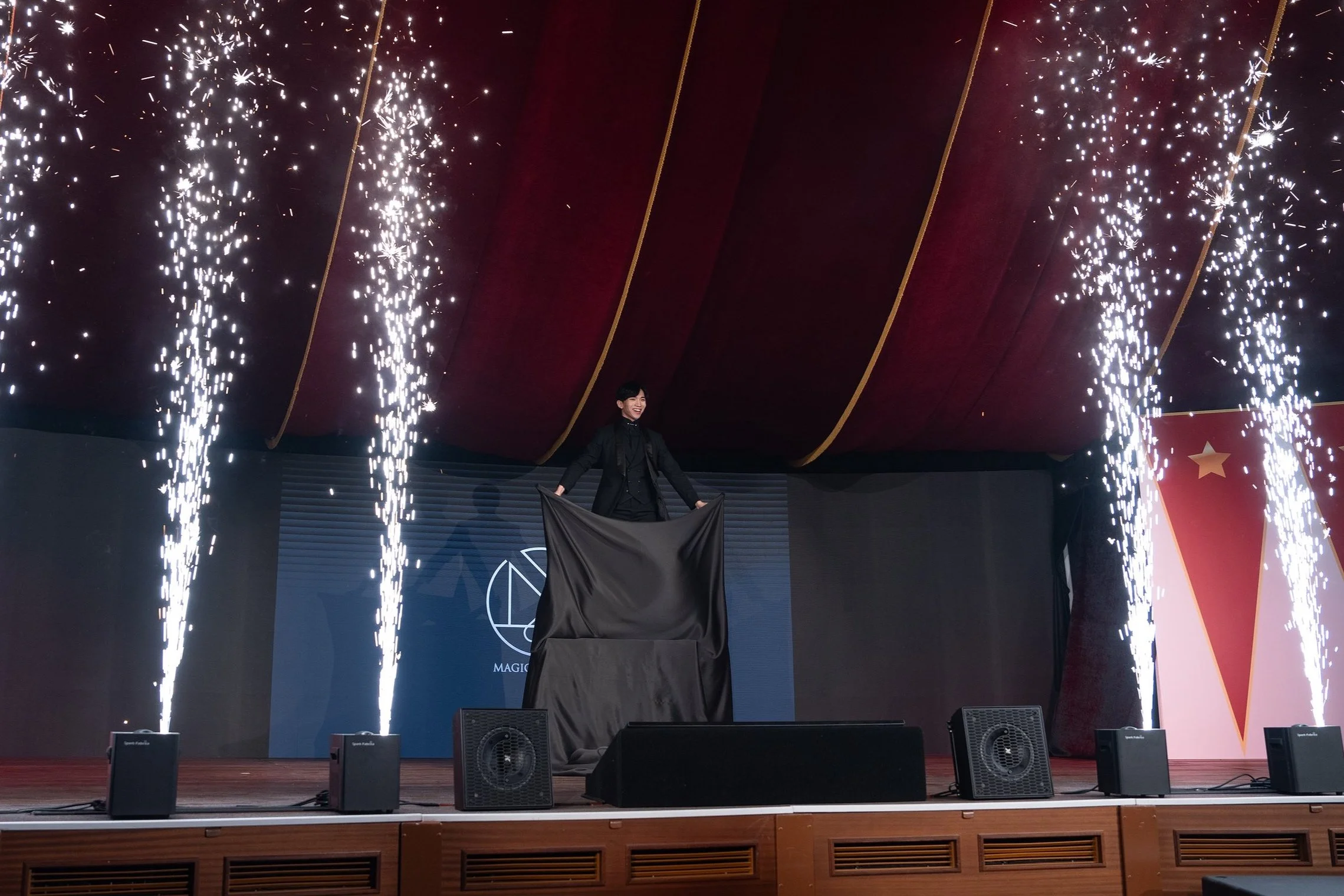 Macau magician Matt Tran stage illusion magic 澳門魔術師Matt 大型幻象魔術表演 刀鋸美人 wynn macau.jpg