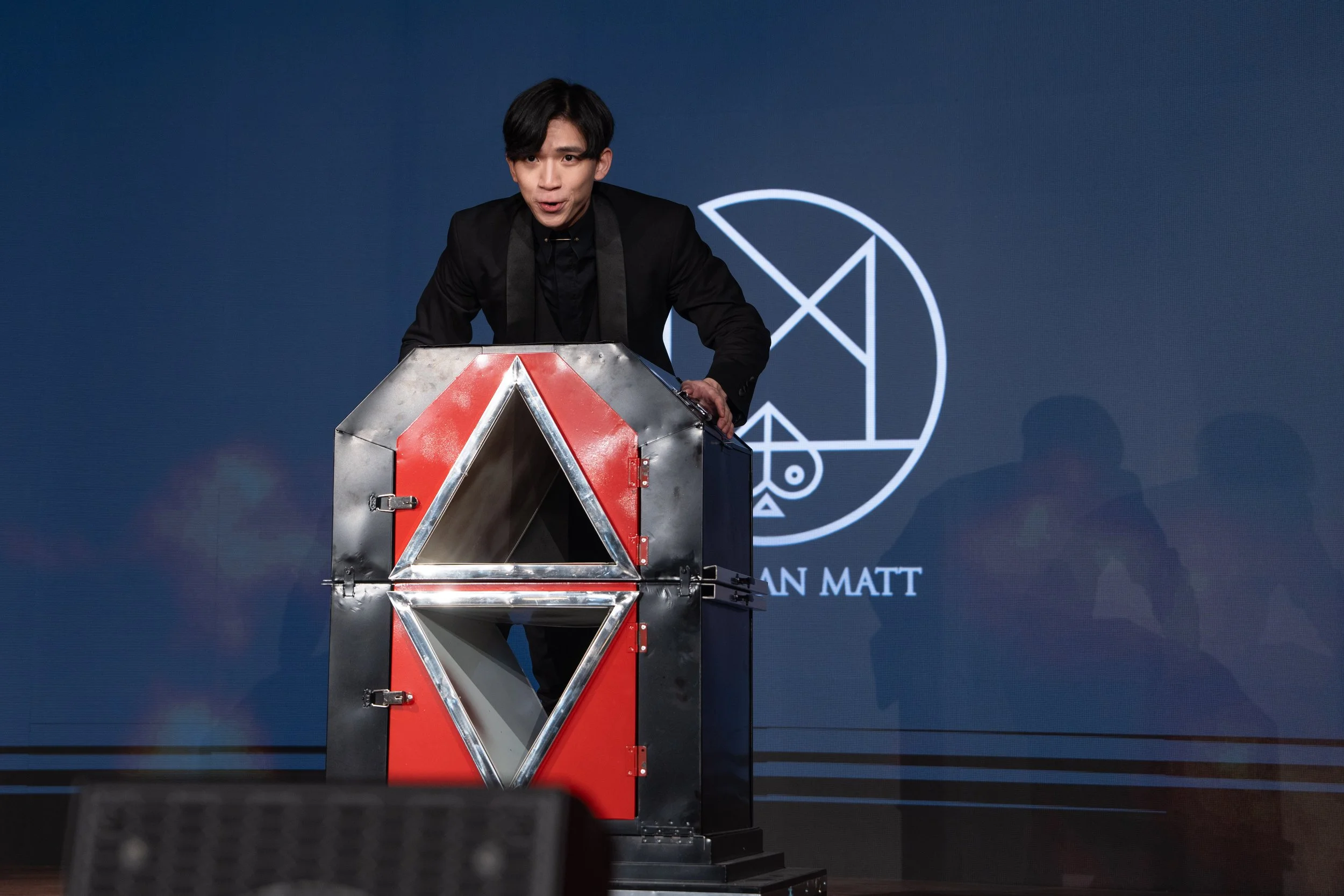 Macau magician Matt Tran stage illusion magic 澳門魔術師Matt 大型幻象魔術表演 刀鋸美人 wynn macau.jpg