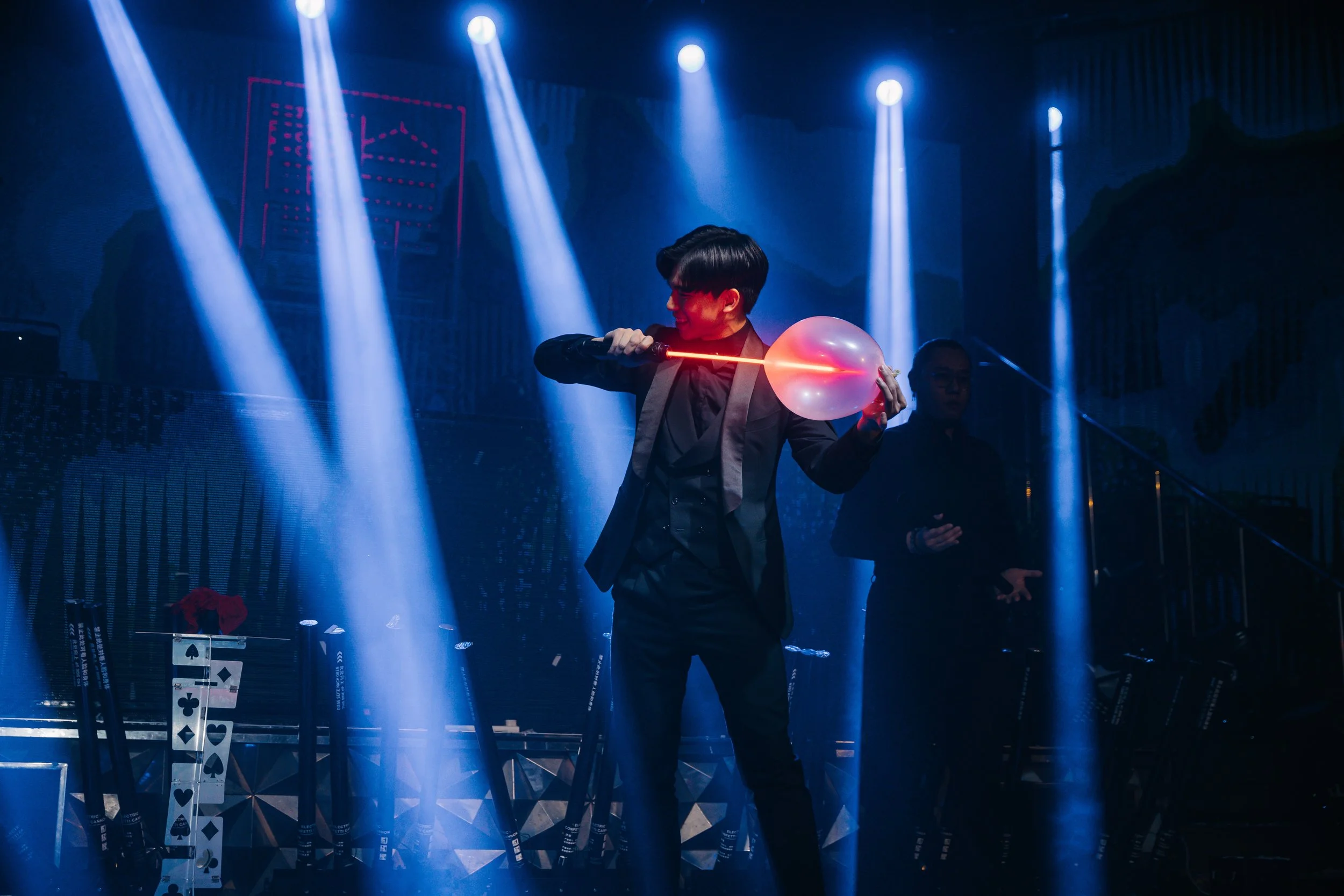 Macau magician Matt Tran stage illusion magic 澳門魔術師Matt 大型幻象魔術表演 刀鋸美人 city of dream cod para club.jpeg