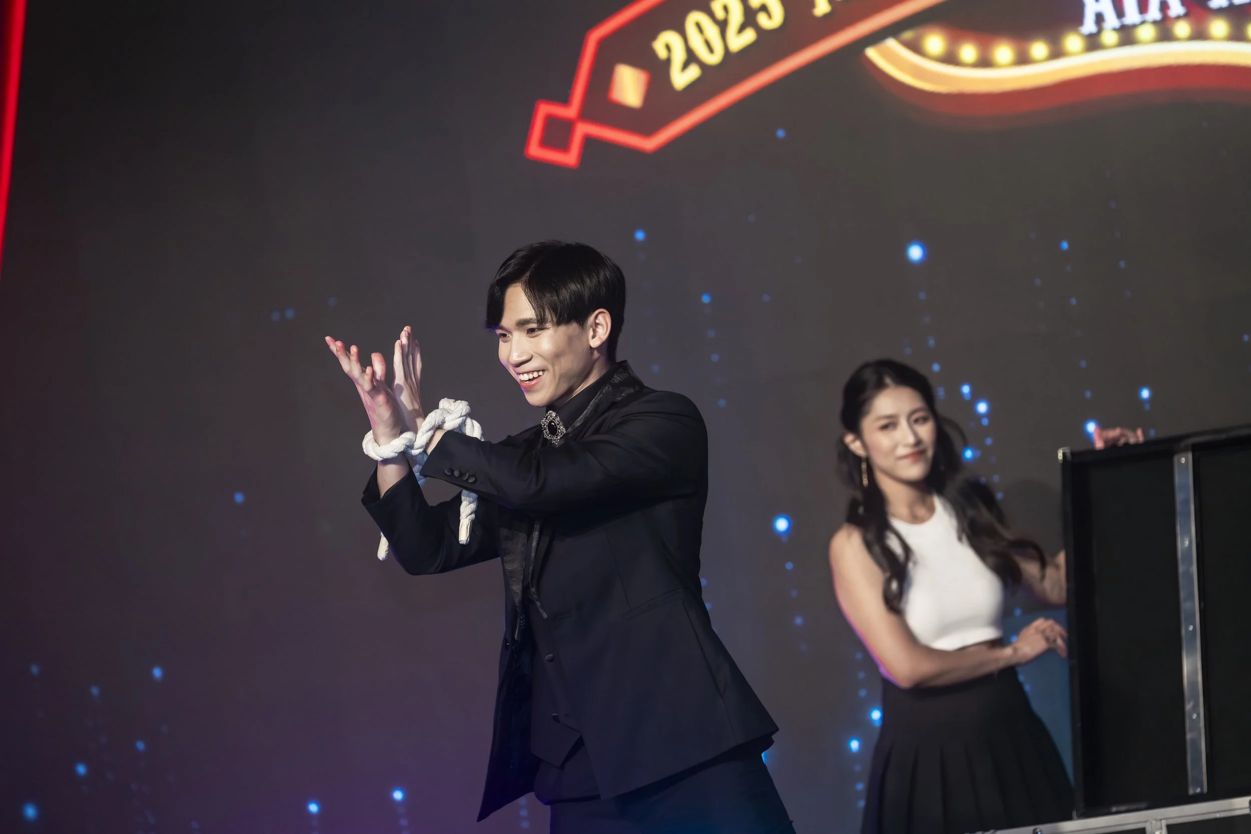 Macau magician Matt Tran stage illusion magic 澳門魔術師Matt 大型幻象魔術表演 刀鋸美人 macau tower 旅遊塔 AIA MDRT Global Conference gala dinner.jpg