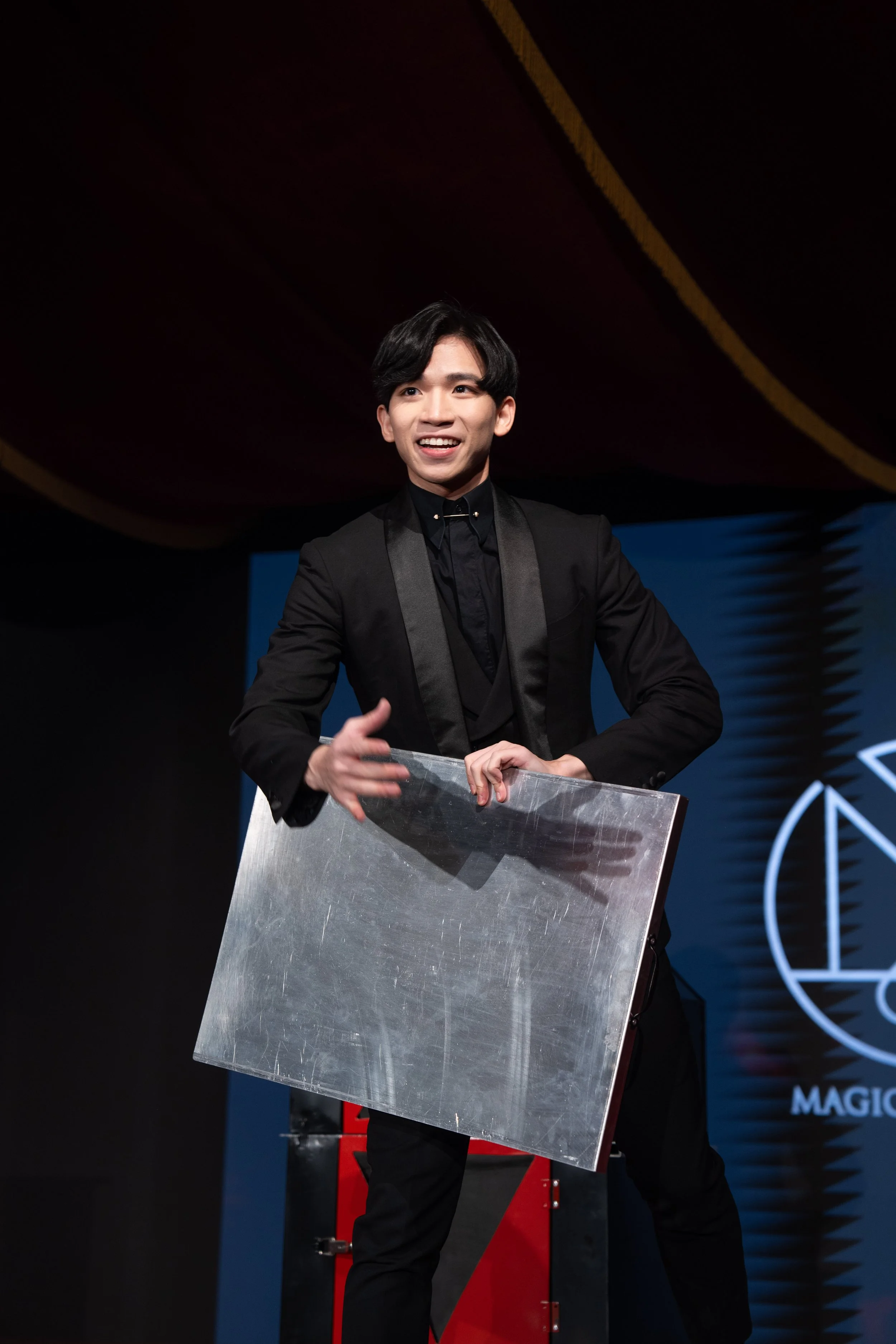 Macau magician Matt Tran stage illusion magic 澳門魔術師Matt 大型幻象魔術表演 刀鋸美人 Wynn Palace.jpg