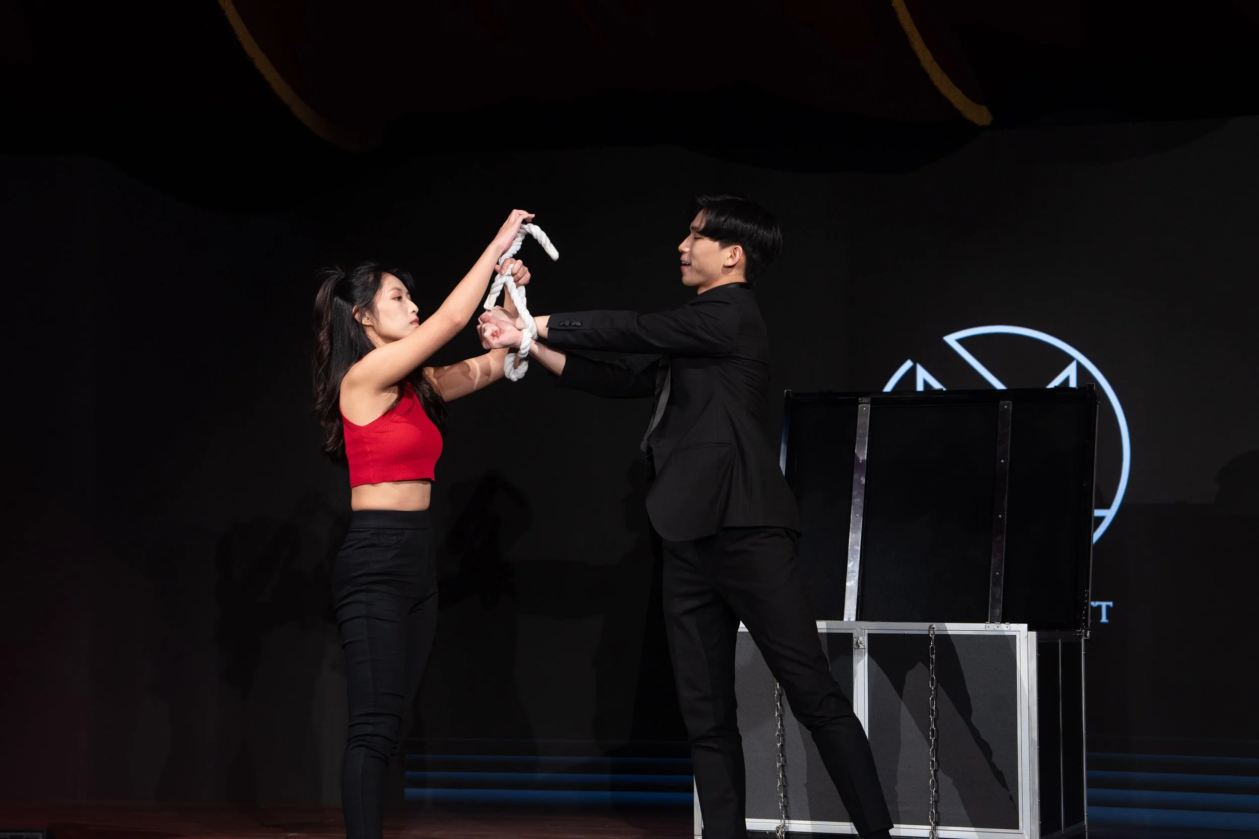 Macau magician Matt Tran stage illusion magic 澳門魔術師Matt 大型幻象魔術表演 刀鋸美人 wynn macau.jpg