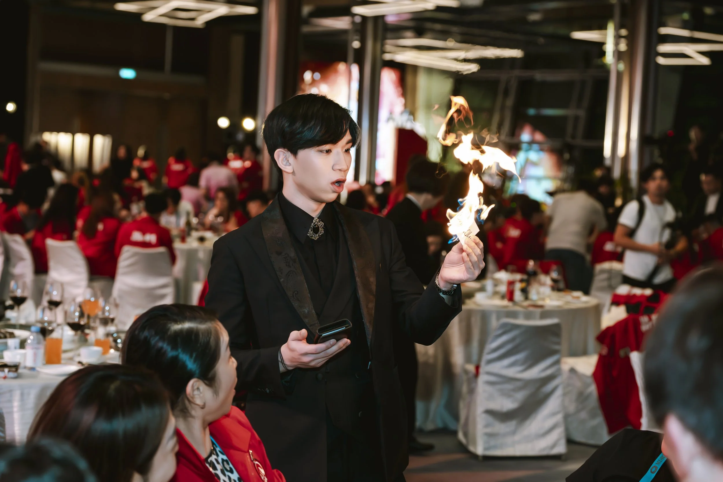 Macau magician Matt Tran close up magic 澳門魔術師Matt 近距離魔術表演 macau tower 旅遊塔 AIA MDRT Global Conference gala dinner.jpg