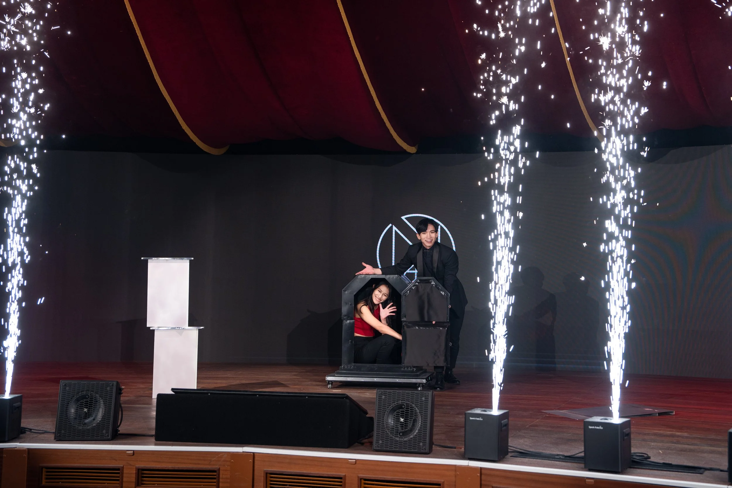 Macau magician Matt Tran stage illusion magic 澳門魔術師Matt 大型幻象魔術表演 刀鋸美人 wynn macau.jpg
