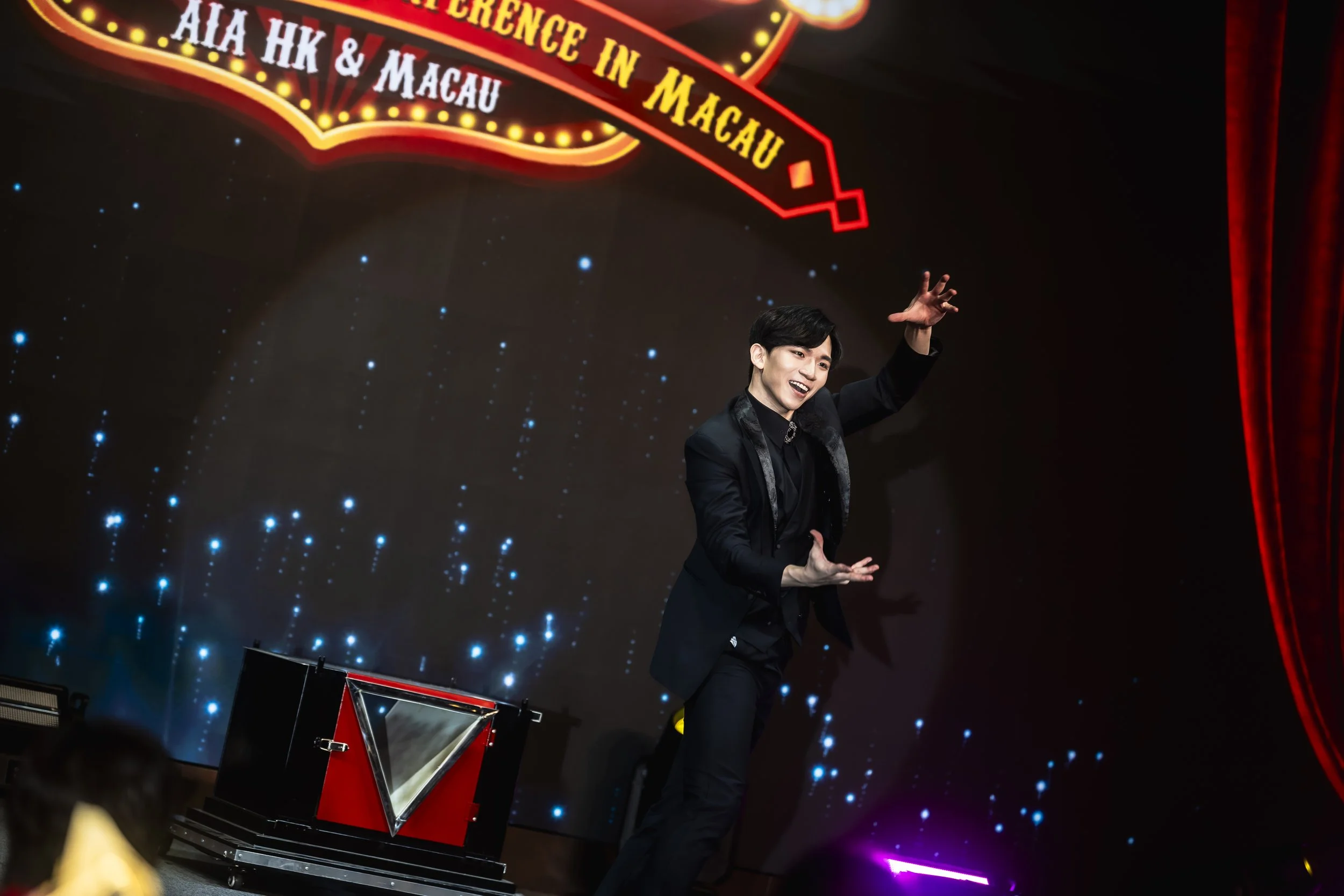 Macau magician Matt Tran stage illusion magic 澳門魔術師Matt 大型幻象魔術表演 刀鋸美人 macau tower 旅遊塔 AIA MDRT Global Conference gala dinner.jpg