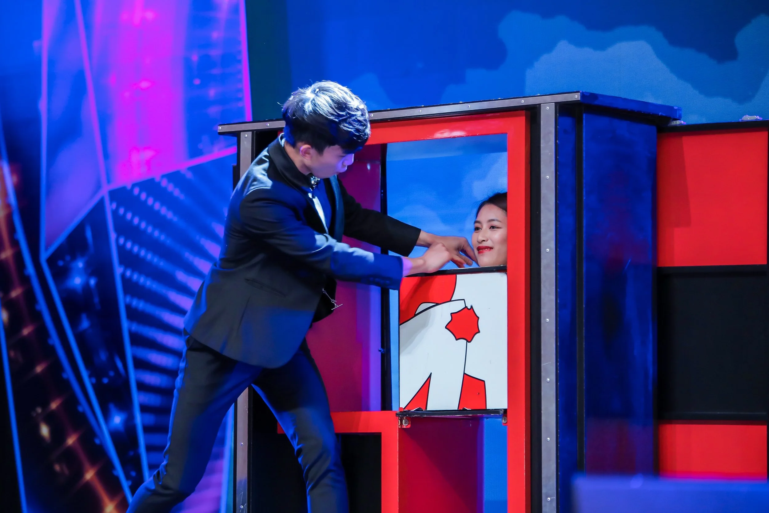 Macau magician Matt Tran stage illusion magic 澳門魔術師Matt 大型幻象魔術表演 刀鋸美人人 Axa annual dinner.jpeg