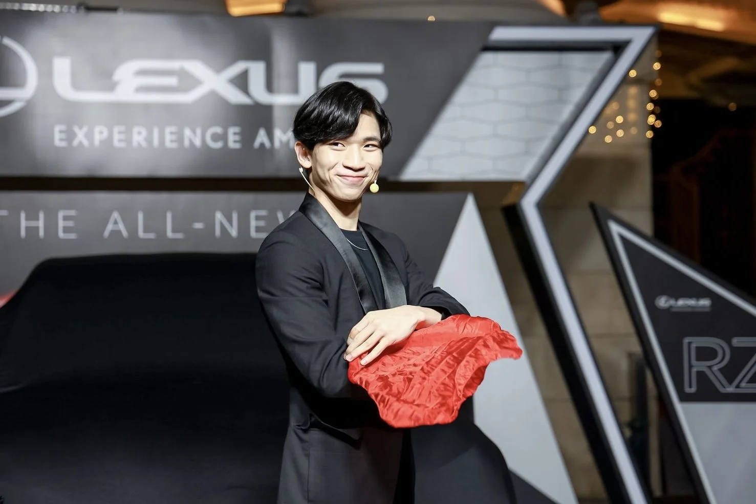 Macau magician Matt Tran stage manipulation illusion magic 澳門魔術師 Matt 舞台手彩魔術表演 Lexus.jpg