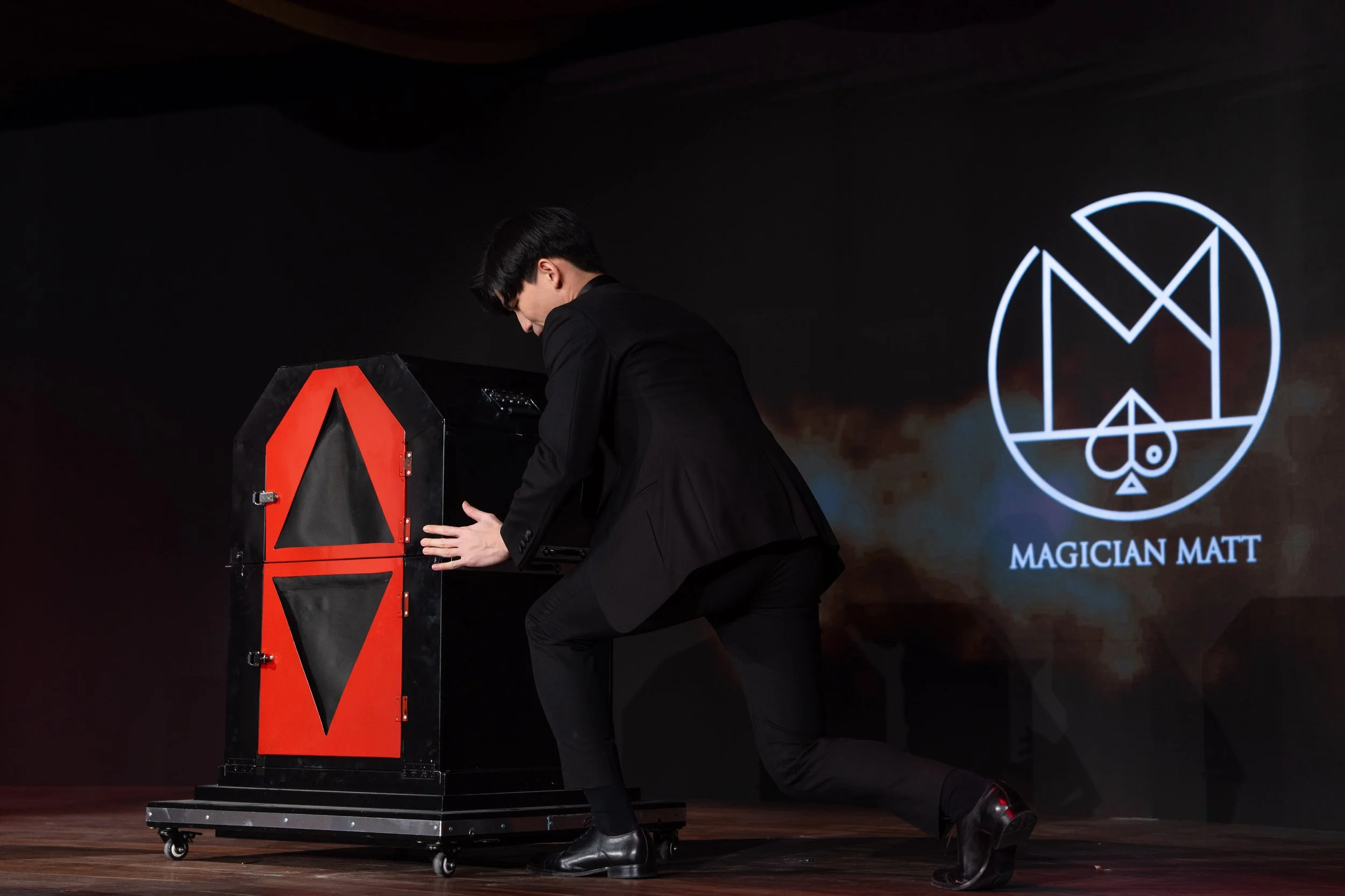 Macau magician Matt Tran stage illusion magic 澳門魔術師Matt 大型幻象魔術表演 刀鋸美人 wynn macau.jpg