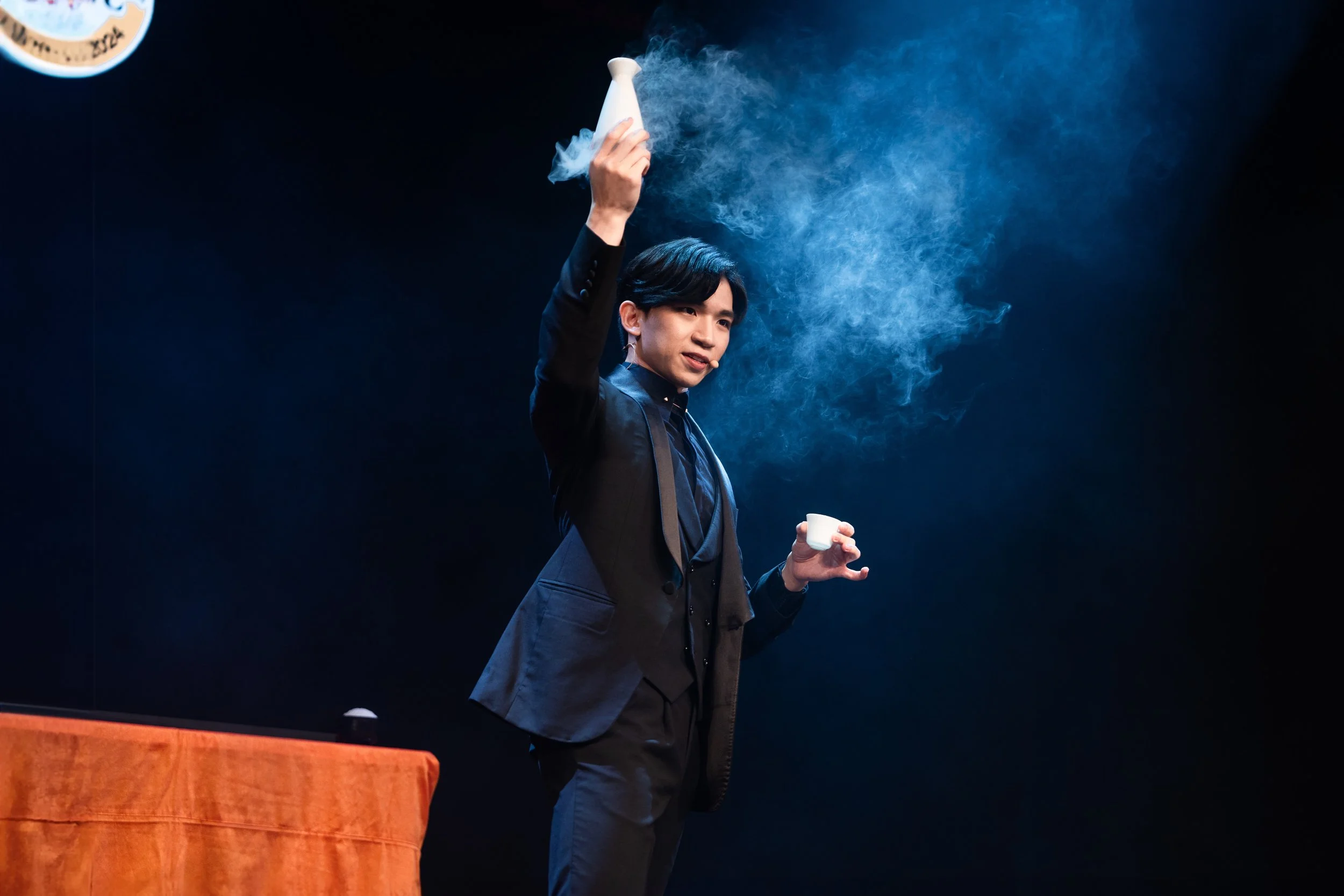 Macau magician Matt Tran stage manipulation illusion magic 澳門魔術師 Matt 舞台手彩魔術表演 wynn macau.jpg