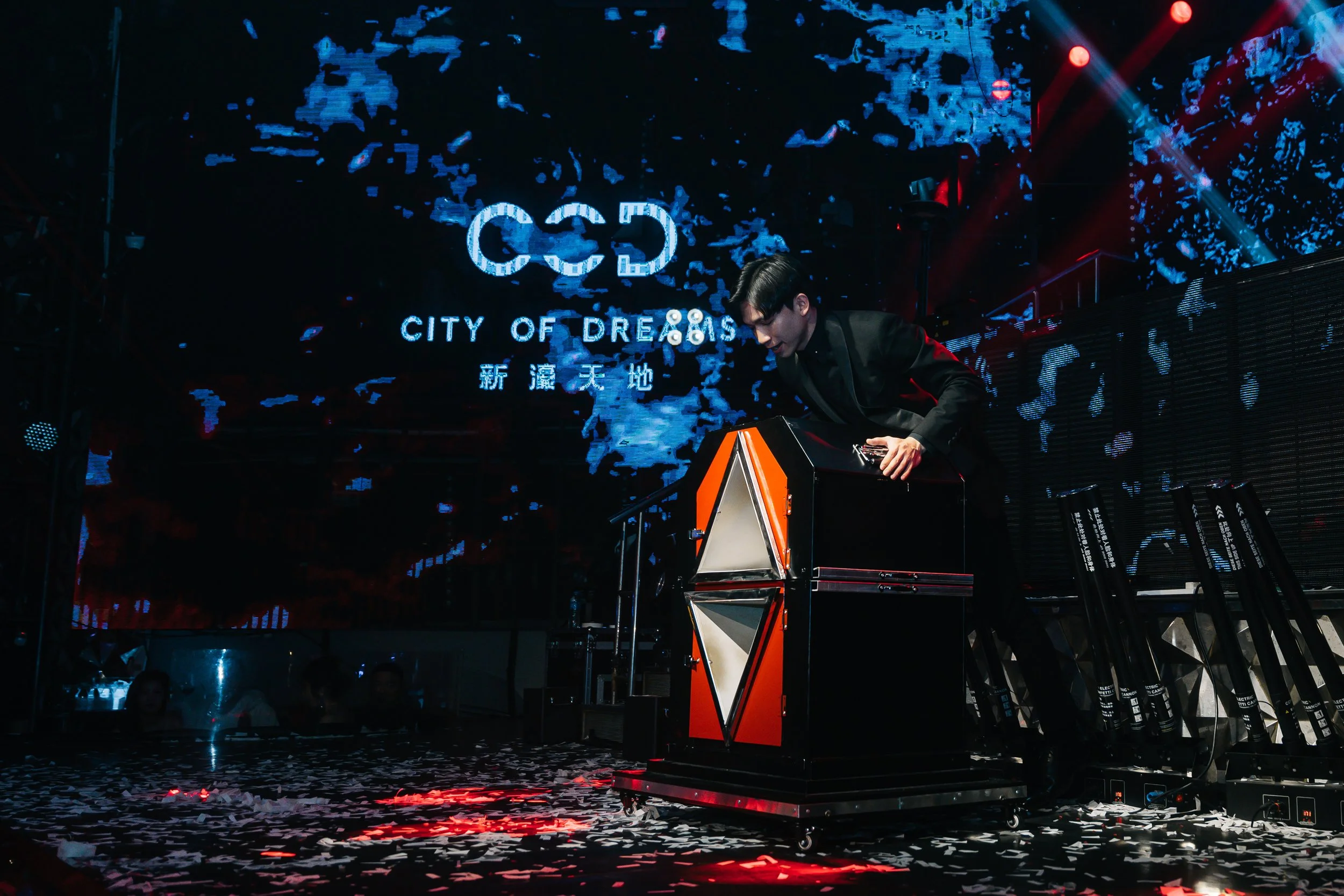 Macau magician Matt Tran stage illusion magic 澳門魔術師Matt 大型幻象魔術表演 刀鋸美人 city of dream cod para club.jpg