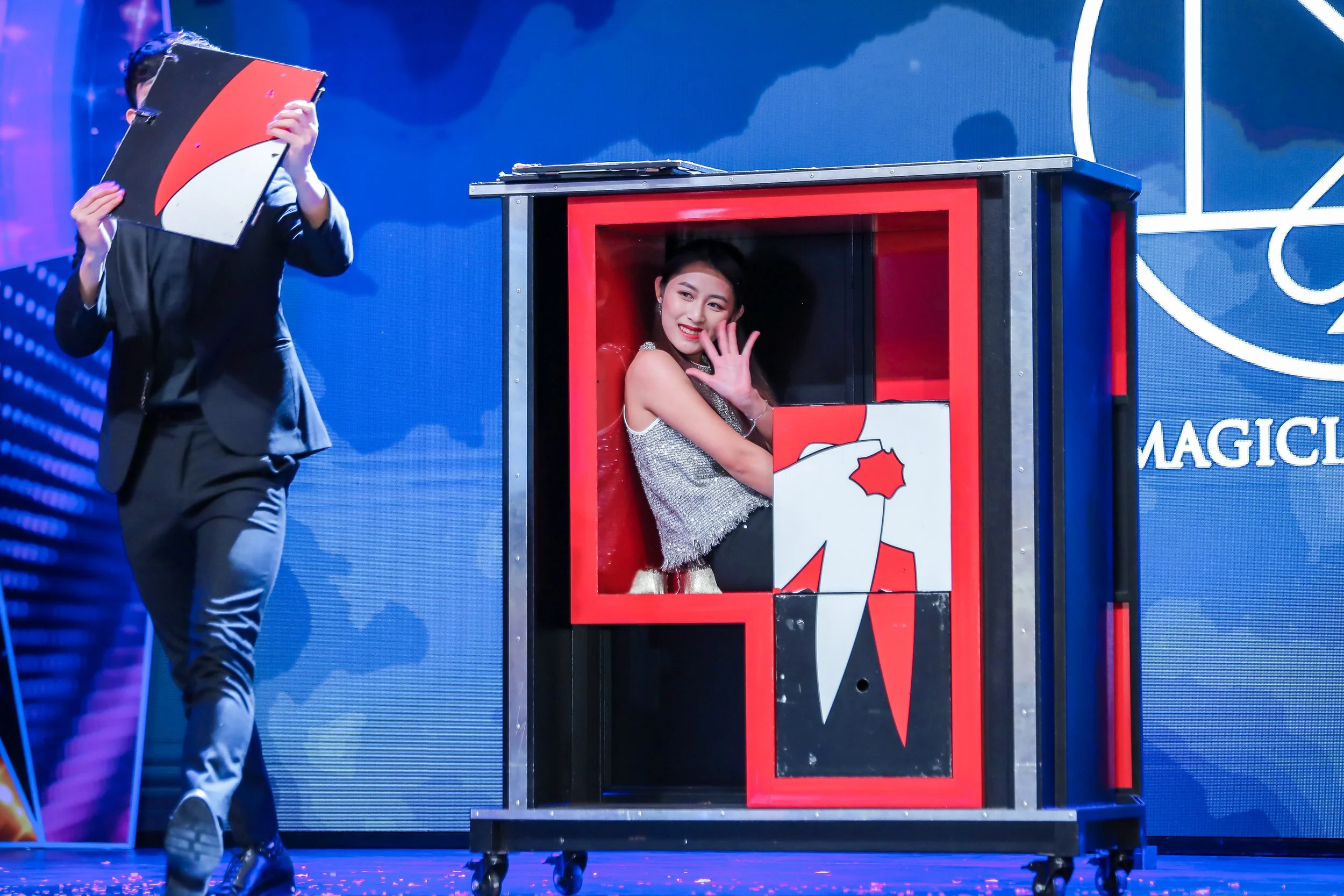 Macau magician Matt Tran stage illusion magic 澳門魔術師Matt 大型幻象魔術表演 刀鋸美人人 Axa annual dinner.jpg