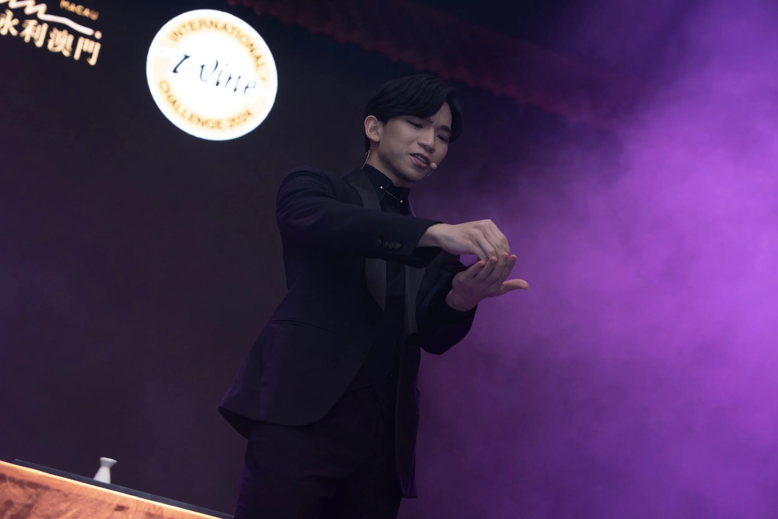 Macau magician Matt Tran stage manipulation illusion magic 澳門魔術師 Matt 舞台手彩魔術表演 wynn macau.jpg