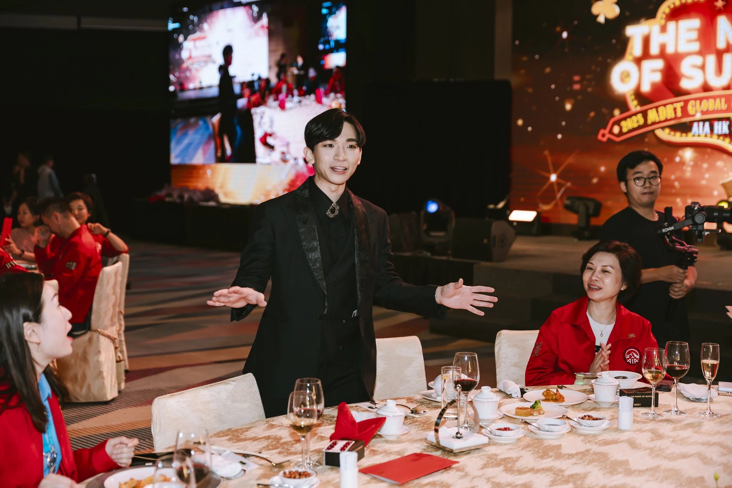 Macau magician Matt Tran close up magic 澳門魔術師Matt 近距離魔術表演 macau tower 旅遊塔 AIA MDRT Global Conference gala dinner.jpg