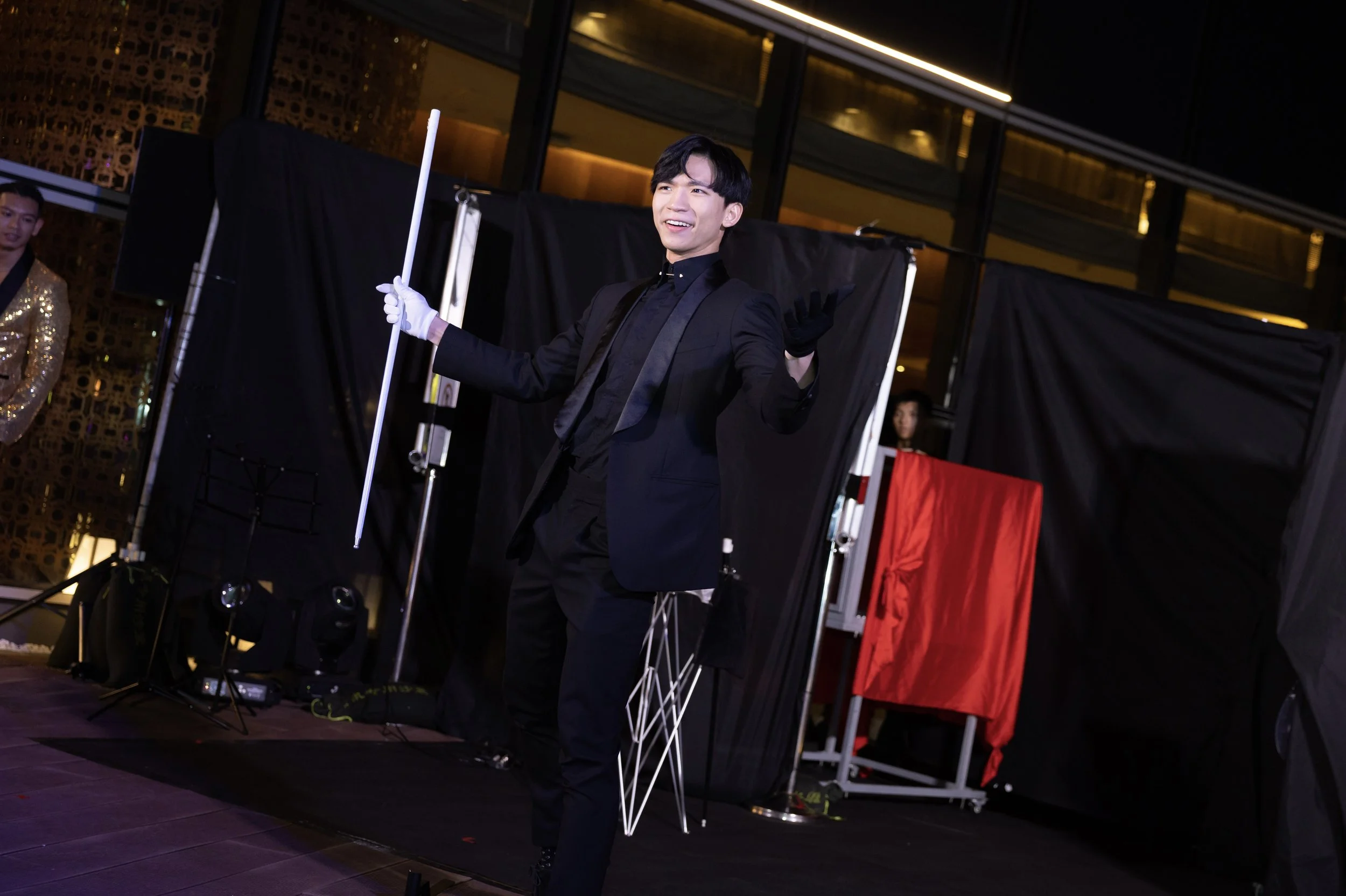 Macau magician Matt Tran stage manipulation illusion magic 澳門魔術師 Matt 舞台手彩魔術表演 altira.jpg