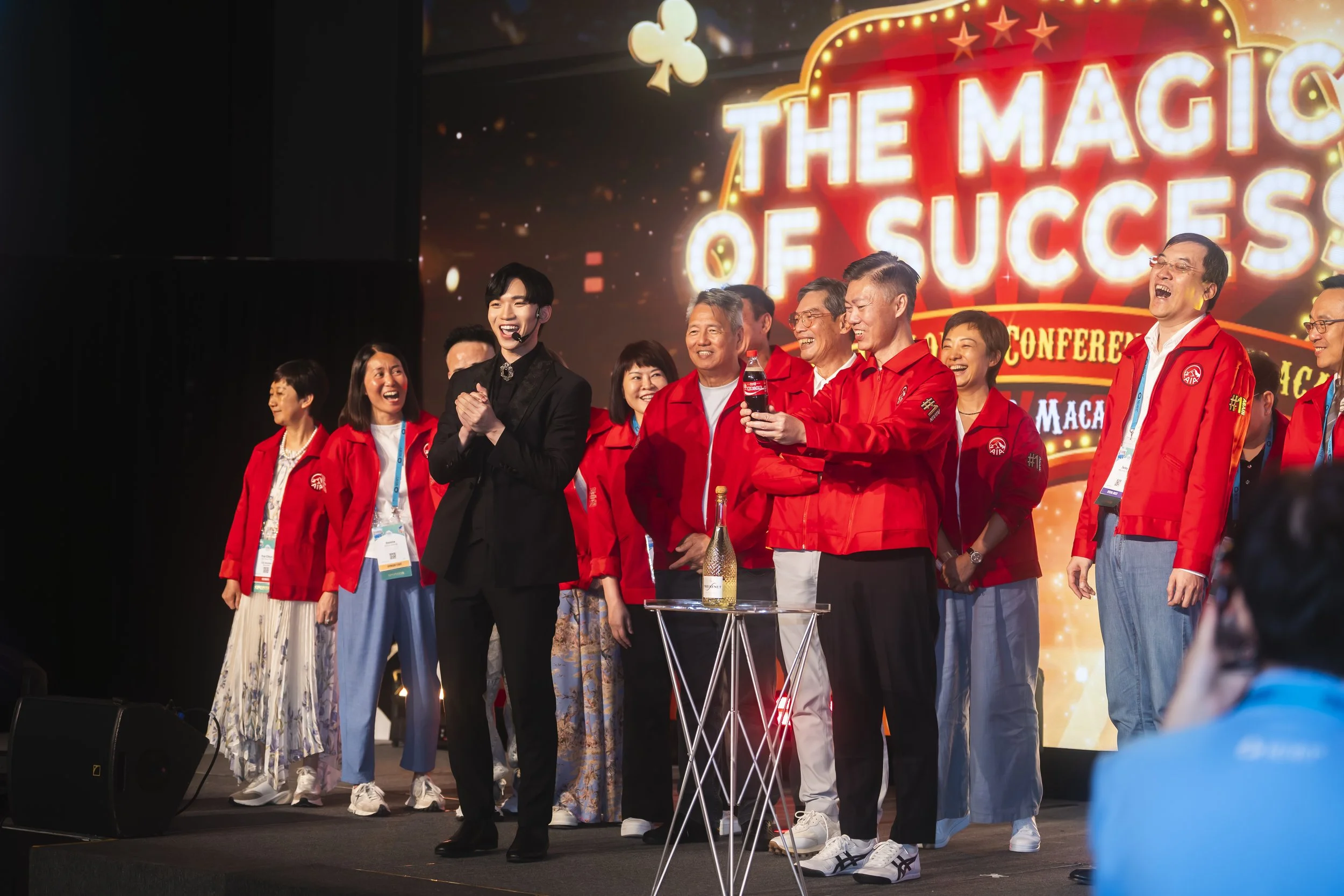 Macau magician Matt Tran stage interactive magic 澳門魔術師Matt 舞台互動魔術表演 macau tower 旅遊塔 AIA MDRT Global Conference gala dinner.jpg