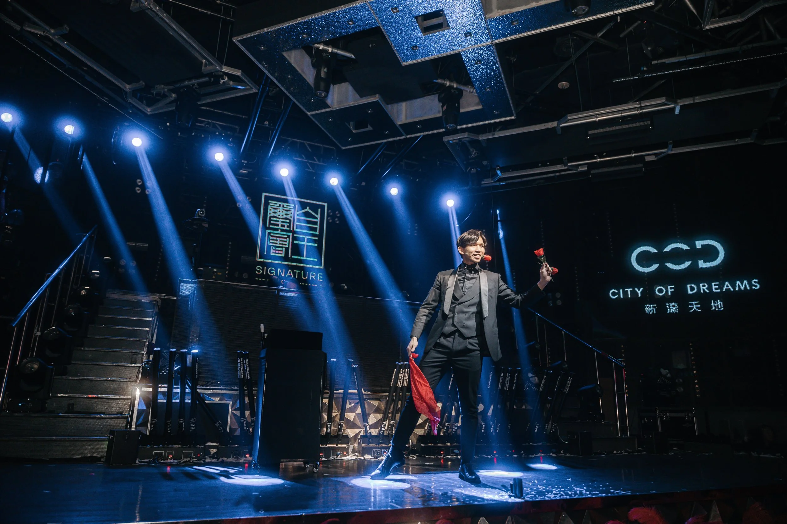 Macau magician Matt Tran stage manipulation illusion magic 澳門魔術師Matt 舞台手彩魔術表演 city of dream cod para club.jpeg