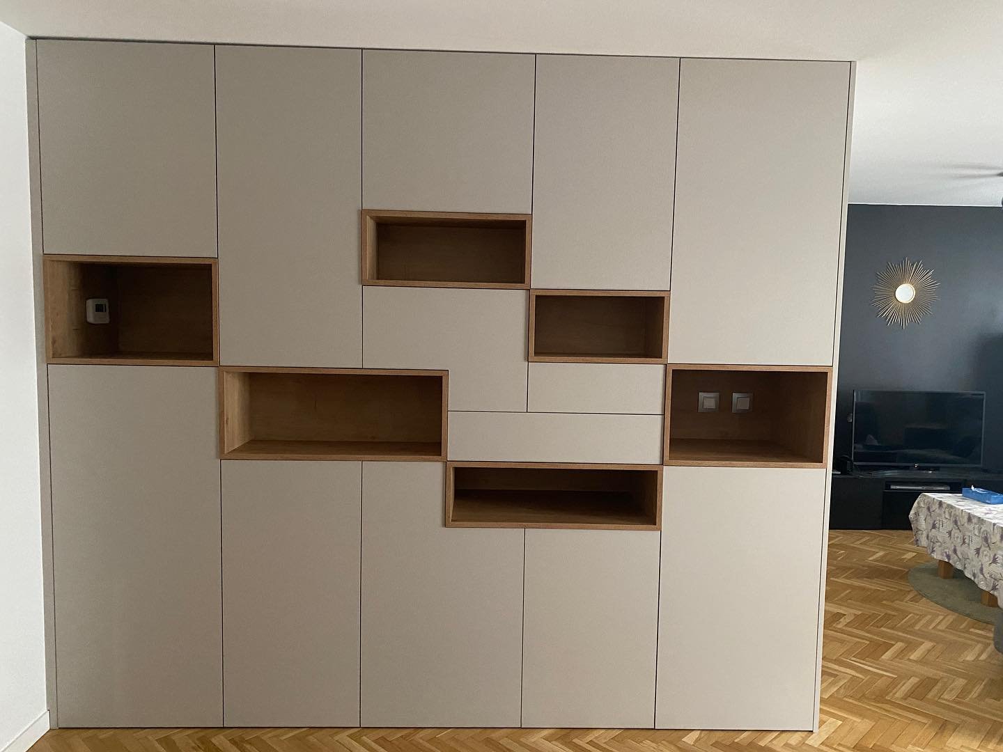 Dans nos appartements de plus en plus petits, nos meubles sont multi usages. Du coup, un meuble de salon en apparence cache une imprimante, de la papeterie de bureau, des livres, du linge et pourquoi pas une cachette pour chat! La finition mat de che