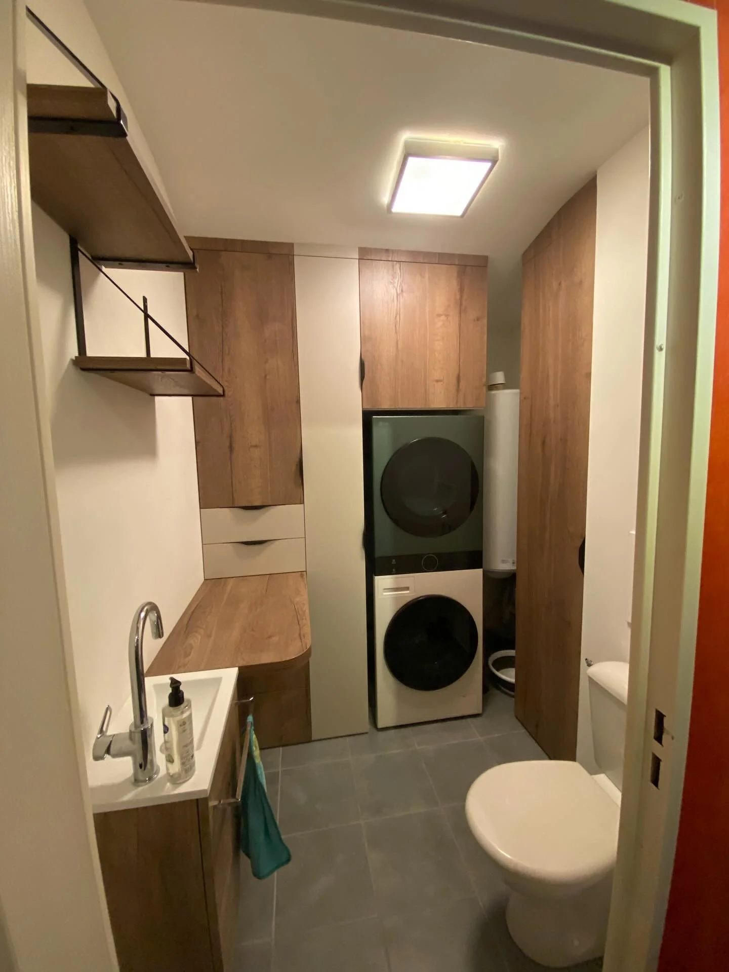 Qui a dit que les petits coins ne pouvaient pas &ecirc;tre &eacute;l&eacute;gants et accueillants ? Voil&agrave; comment rendre un espace &agrave; priori perdu en une pi&egrave;ce agr&eacute;able, design et fonctionnelle ! 

Contraintes: un coloris d