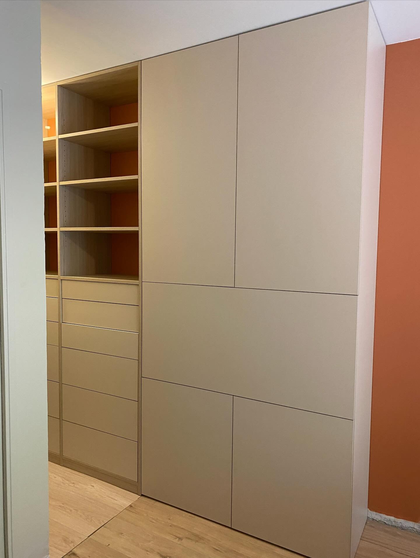 ✨Quand votre chambre a plusieurs vies, mais garde son calme.
Dans nos espaces de vie optimis&eacute;s, chaque m&egrave;tre carr&eacute; compte et une pi&egrave;ce doit souvent remplir plusieurs r&ocirc;les. Mais comment allier efficacit&eacute; du tr