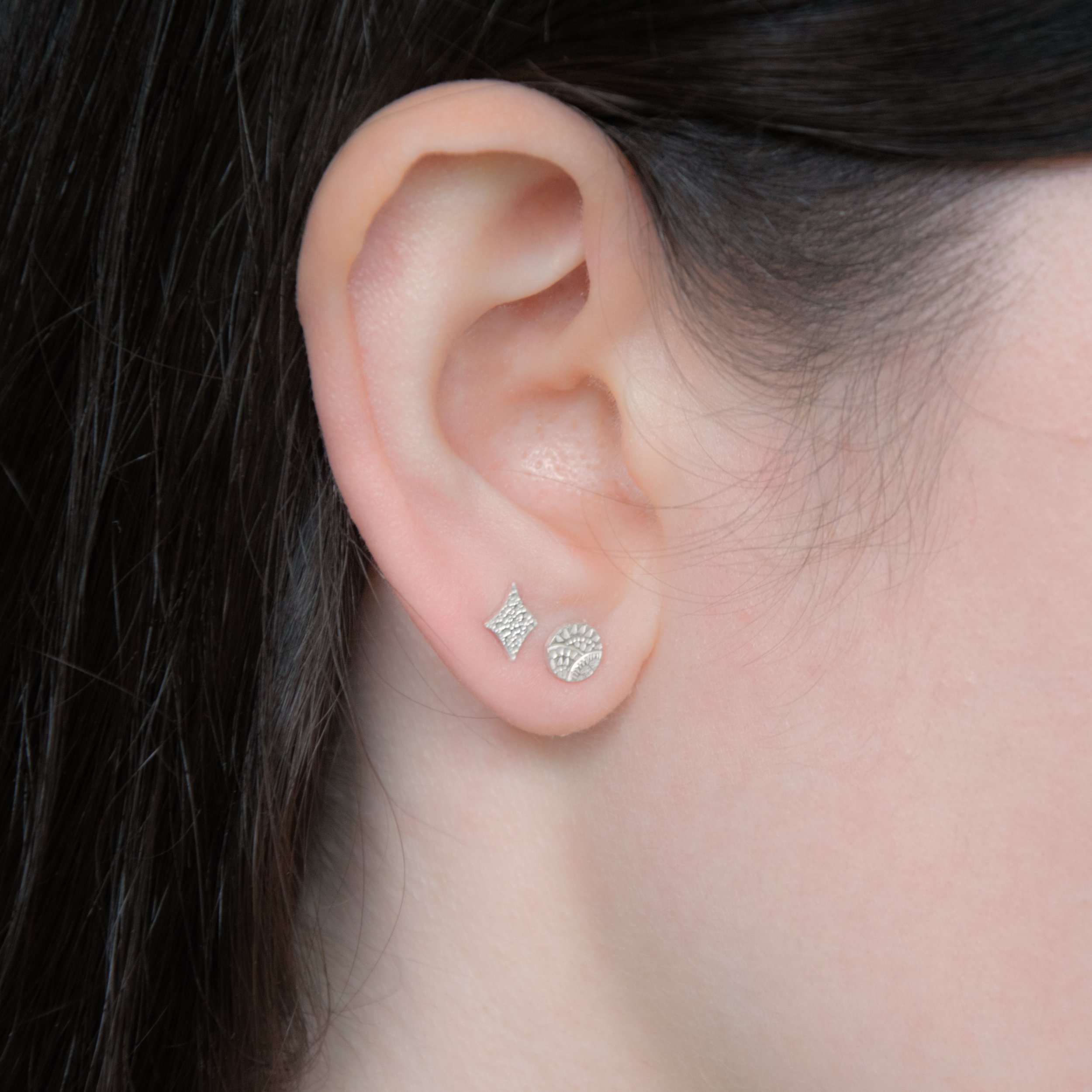 Puces d'oreilles - Ciselure