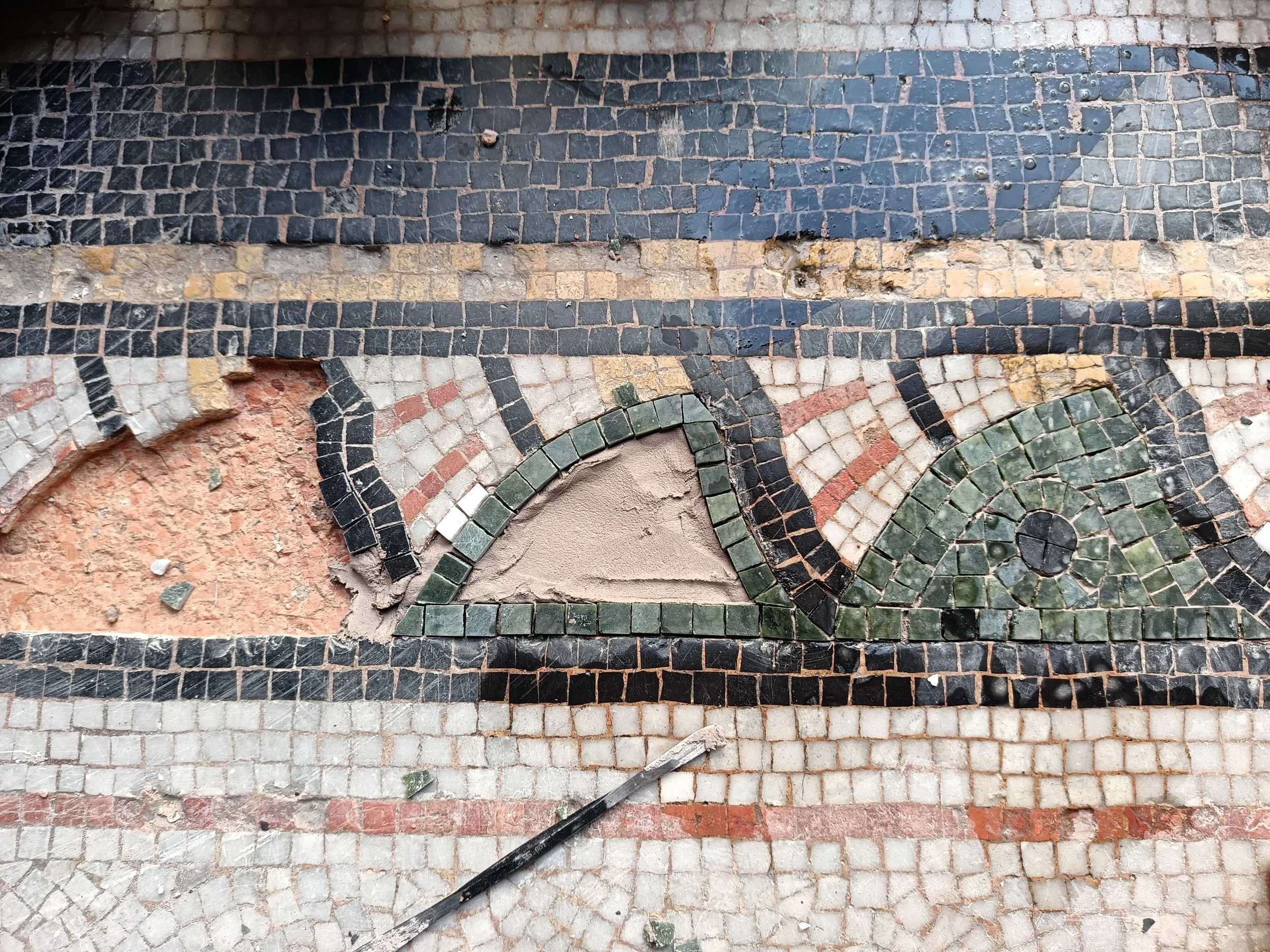 Restauration en cours Pose en direct de tesselles de marbre.jpg