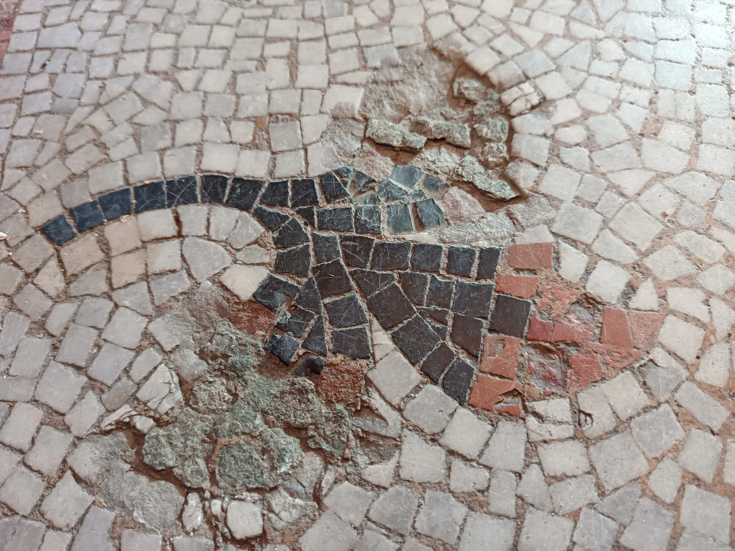 Marbre altéré sur mosaïque de sol.jpg