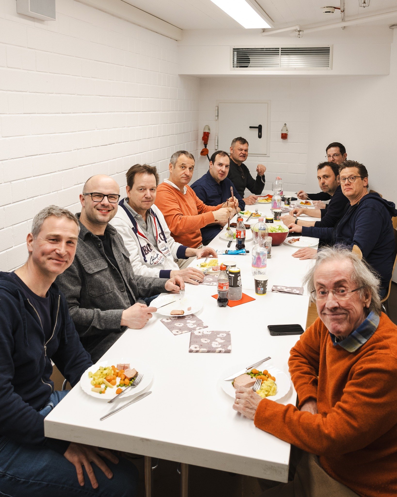 Backstage in Rosenheim! 
Wie ist unser Ablauf vor einem Konzert und was ist hinter der B&uuml;hne so los?
➡️ 2-3 Stunden vor Konzertbeginn gibt es immer eine Anspielprobe, damit sich alle an die Akustik des jeweiligen Saales gew&ouml;hnen k&ouml;nnen