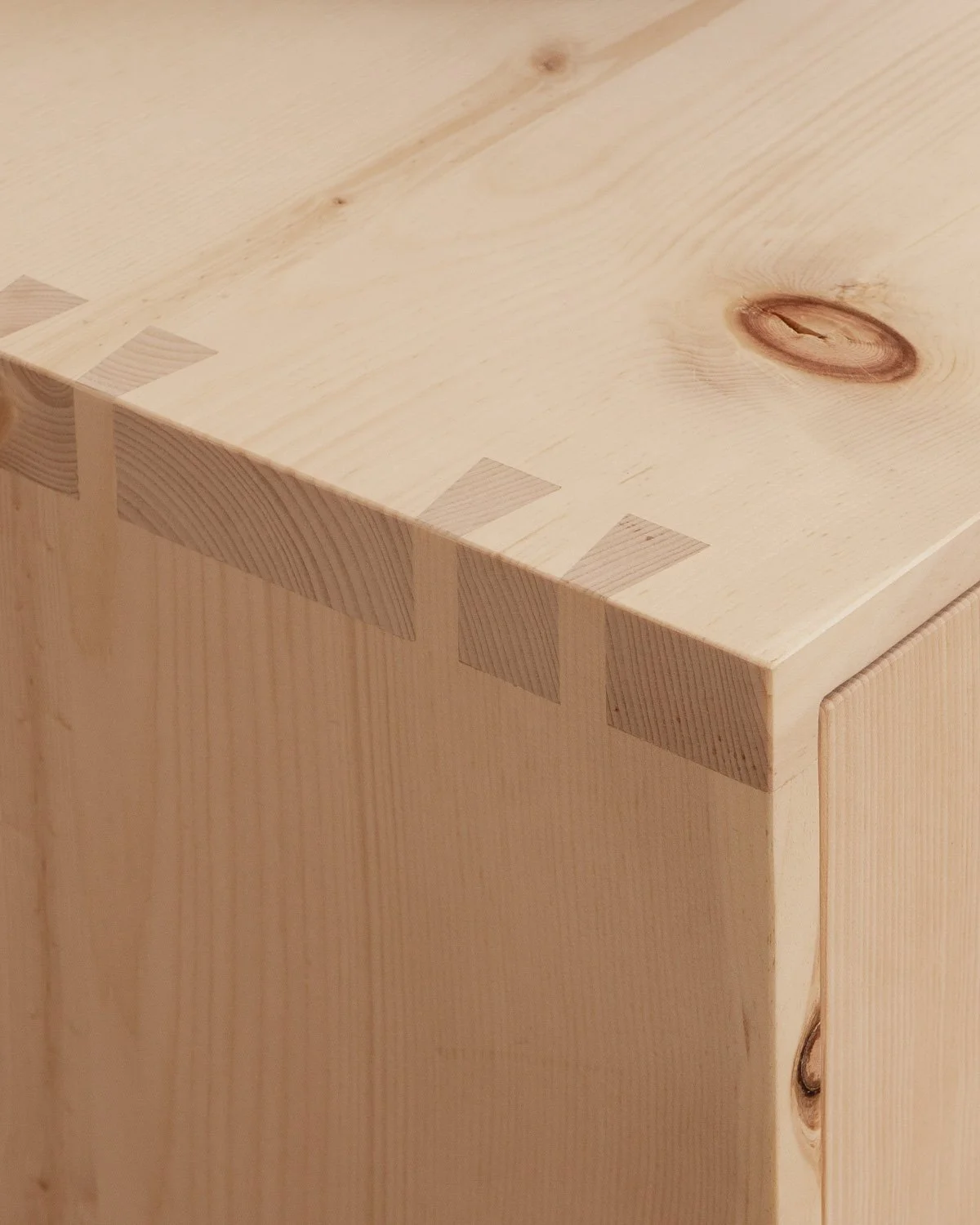 Schrank aus Arvenholz