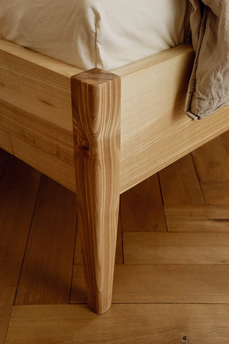 Bett aus Massivholz