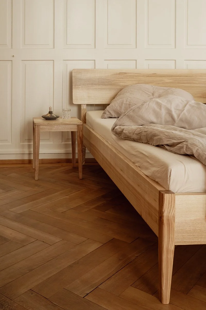 Bett aus Massivholz