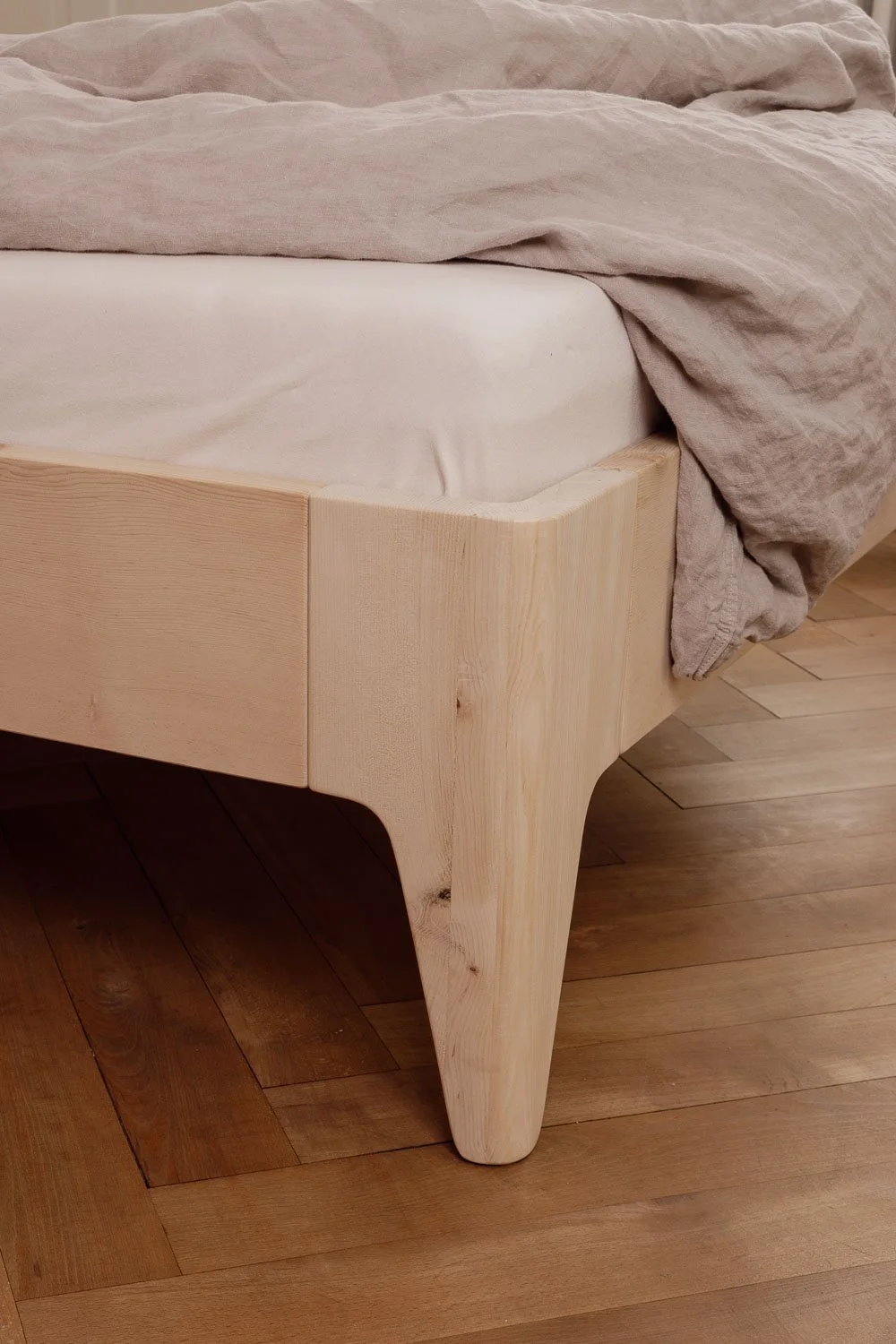Modernes Bett aus Arvenholz