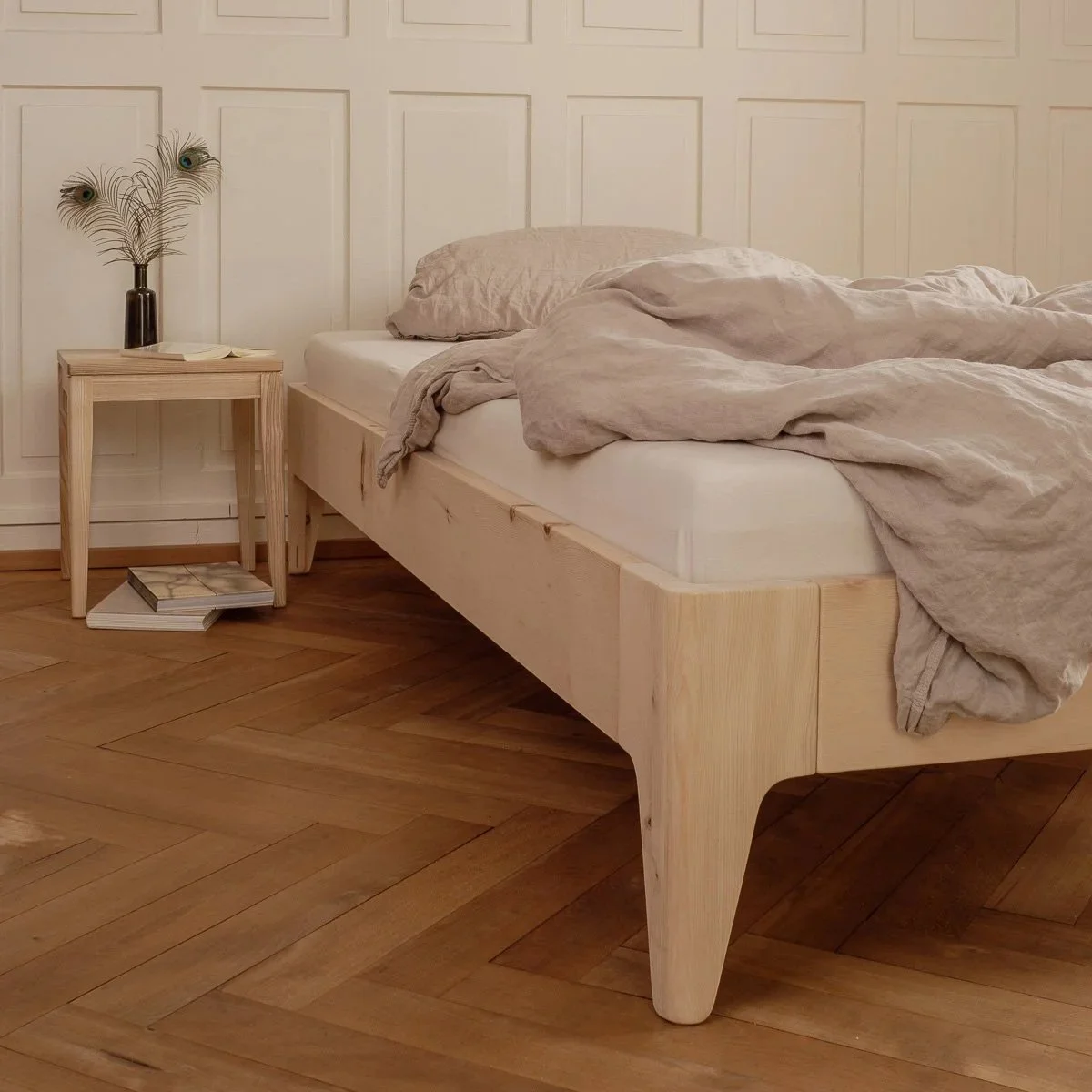 Bett aus Schweizer Arvenholz – Zirbenholzbett von StudioMaxEhrhar