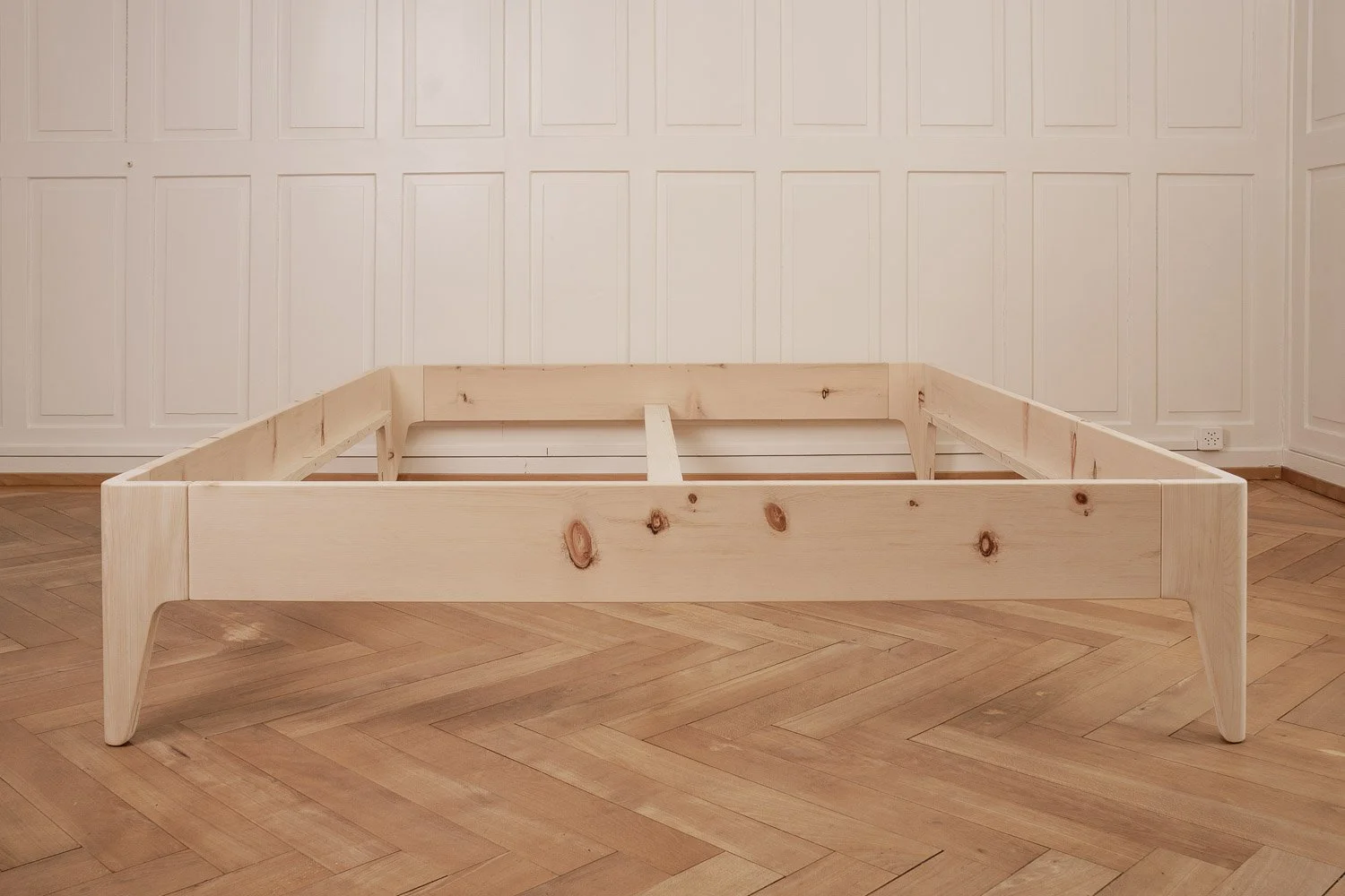 Modernes Bett aus Arvenholz
