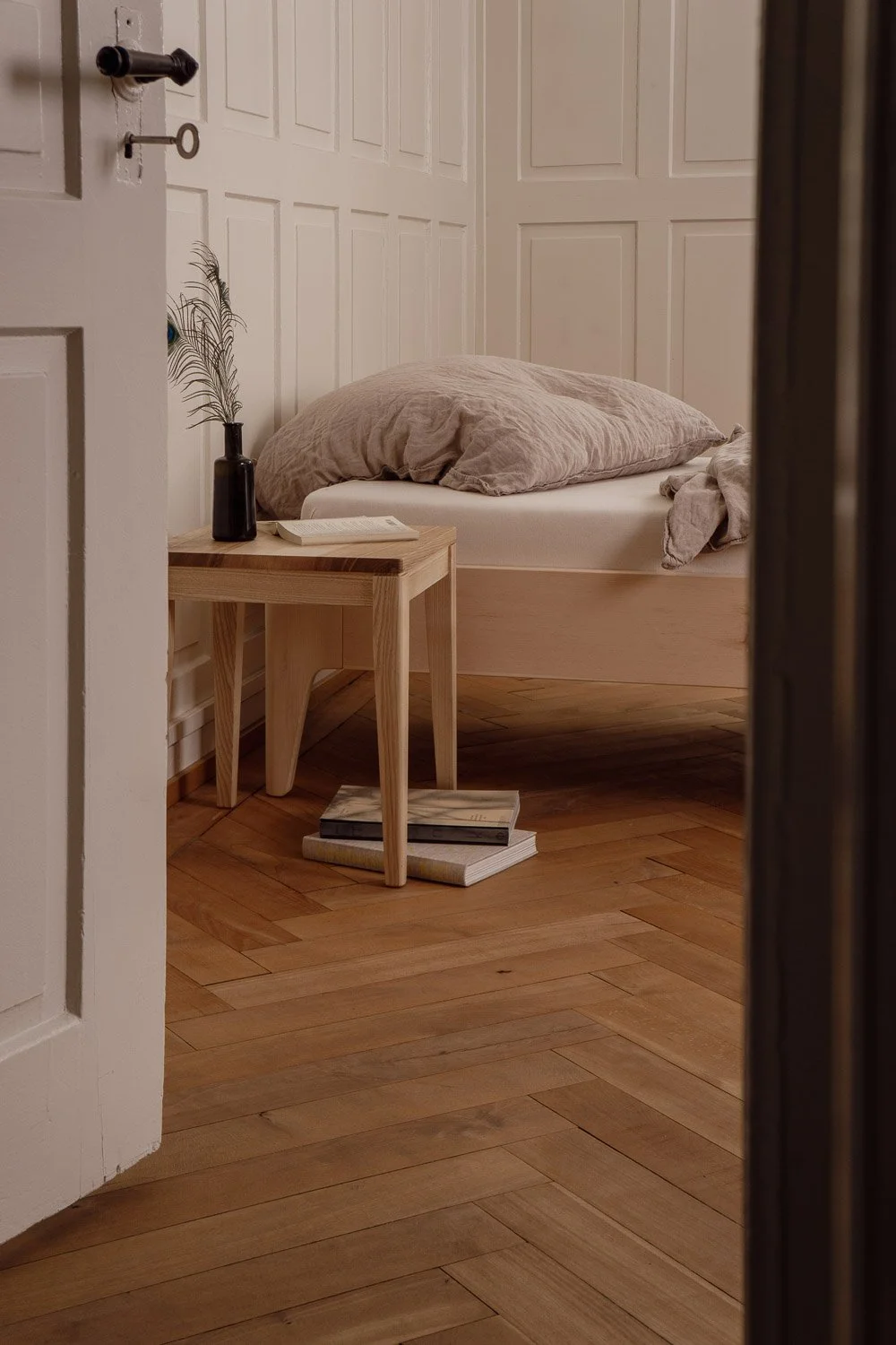 Modernes Bett aus Arvenholz