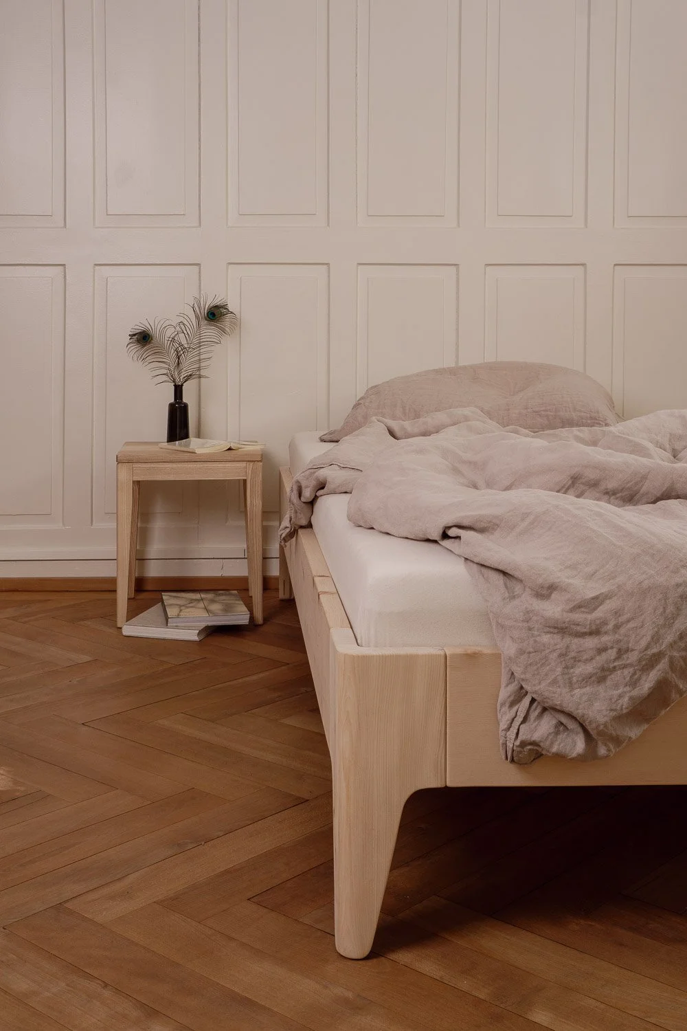 Modernes Bett aus Arvenholz