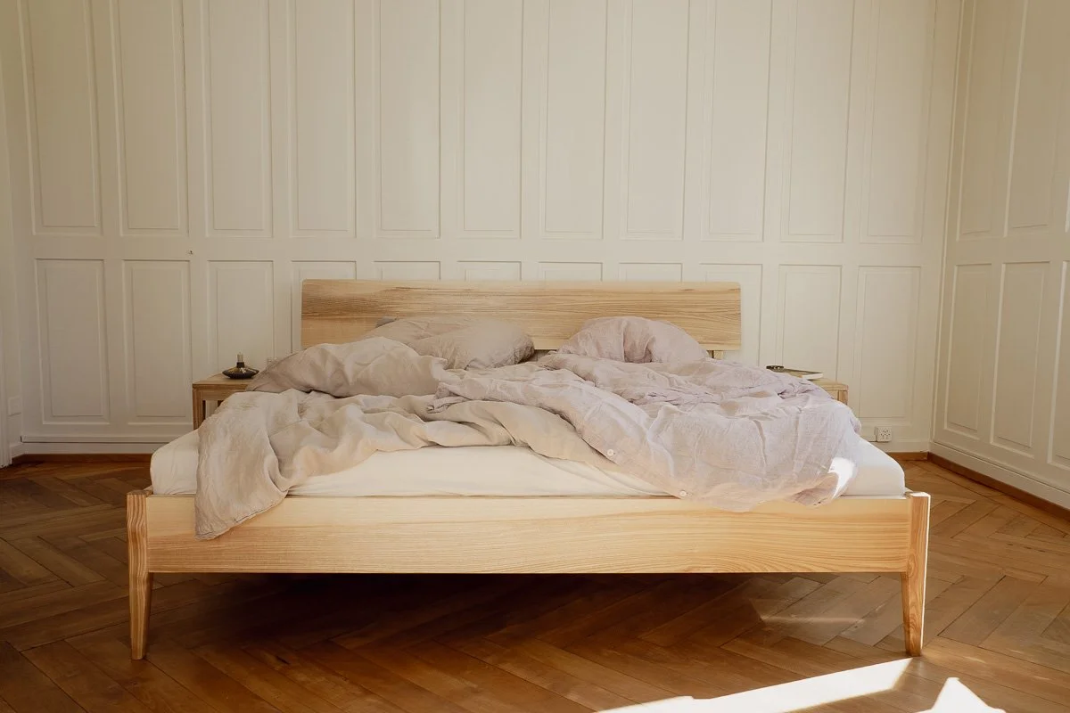 Bett aus Massivholz