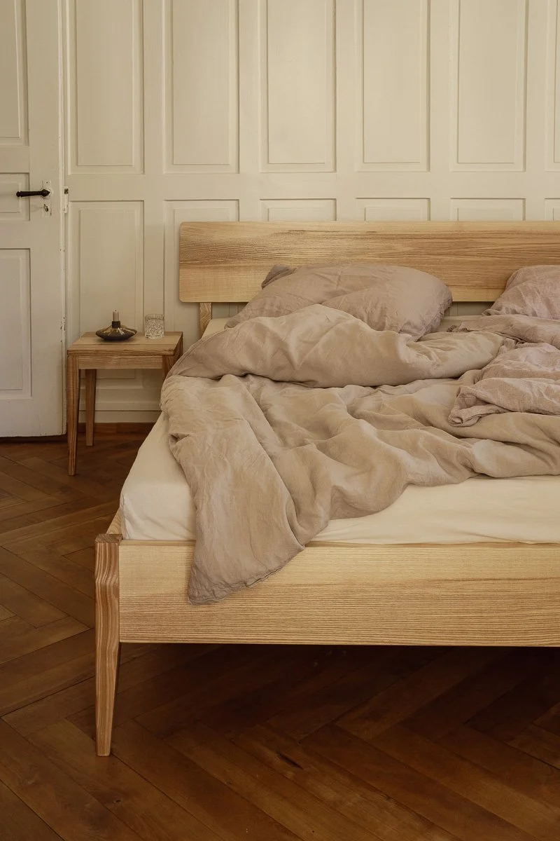 Bett aus Massivholz