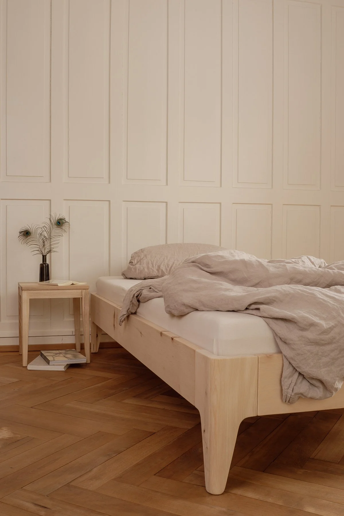 Modernes Bett aus Arvenholz