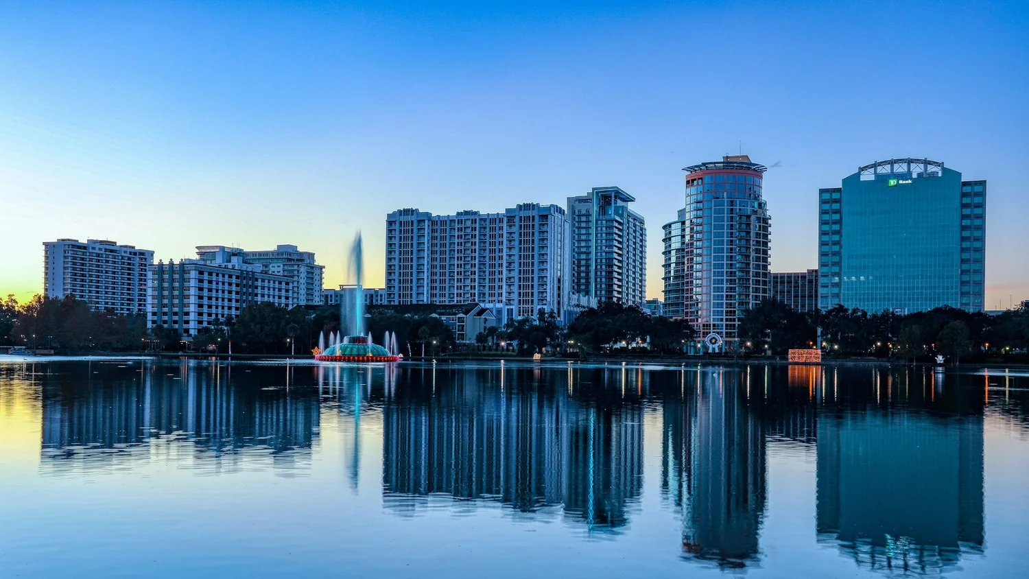 Downtown skyline along Lake Eola Park in Orlando showcasing real estate market opportunities