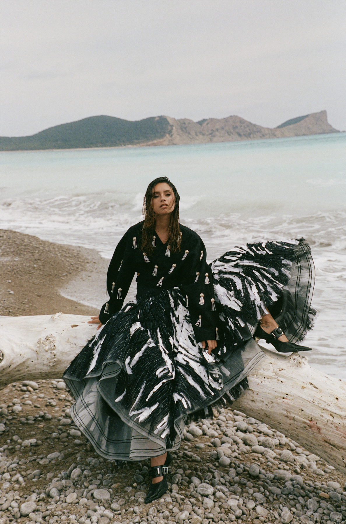 'A Soft Return' | L'OFFICIEL

Photography & Production: Rosa Scipion @rosa.scipion
Stylist: Neda Farzanyar @nedafarzanyar_
Model: Carla Guetta @carla_guetta
Creative director: Gabriella Velvet @bygabriellavelvet
Make up: Dafne Martinez @makeupbydafne
