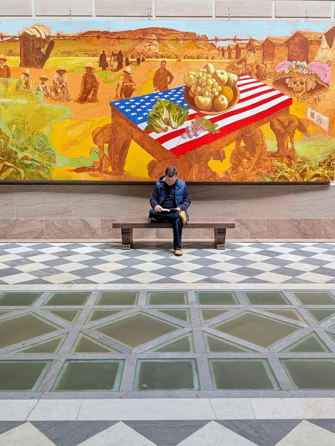 You can enjoy a good book anywhere... but it doesn't hurt to have a beautiful backdrop.

#reading #readmorebooks #readingtime #readingislife #mexicanart