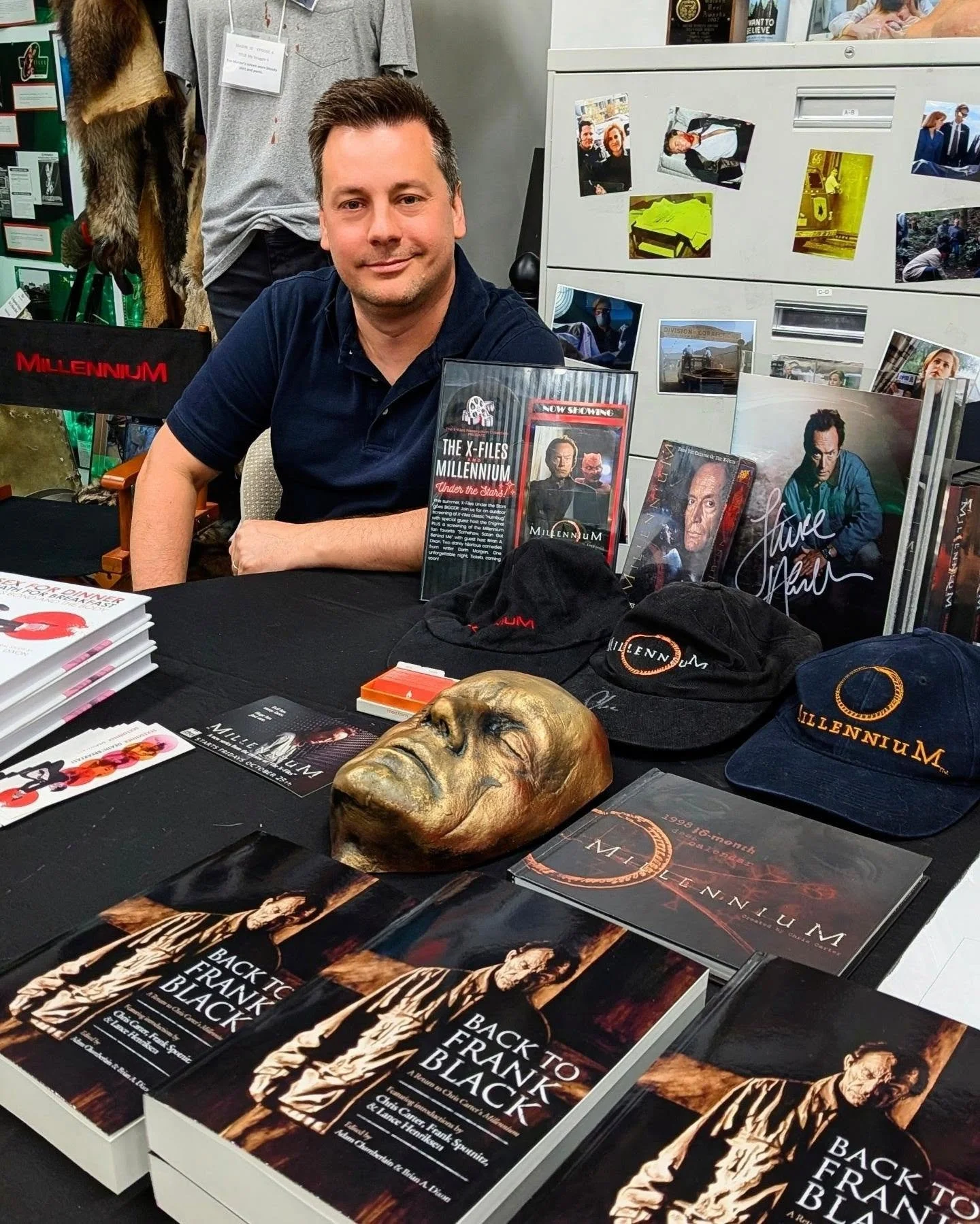 🫈 Sharing more memories from the latest event at the @xfiles_museum... where I spent the day with the amazing @theenigmalive! You'll always uncover something new and inspiring at the X-Files Preservation Collection. And that includes the occasional 