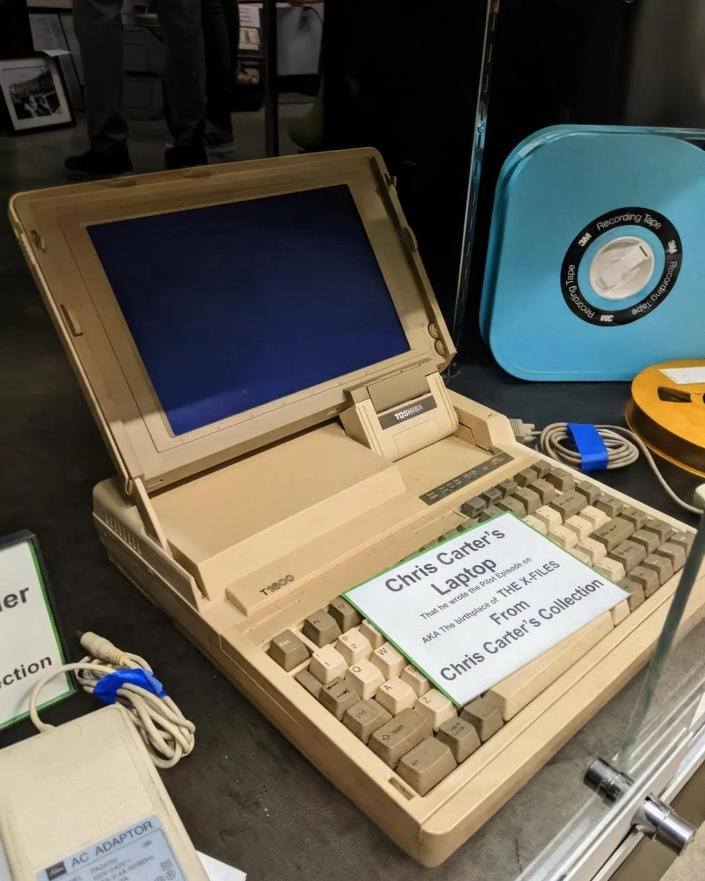 ❎ THE X-FILES premiered on this day in 1993, bringing paranormal mystery into the mainstream. The storytelling of Ten Thirteen Productions would change my life forever. Here's my single favorite artifact on display at the incredible @xfiles_museum: t