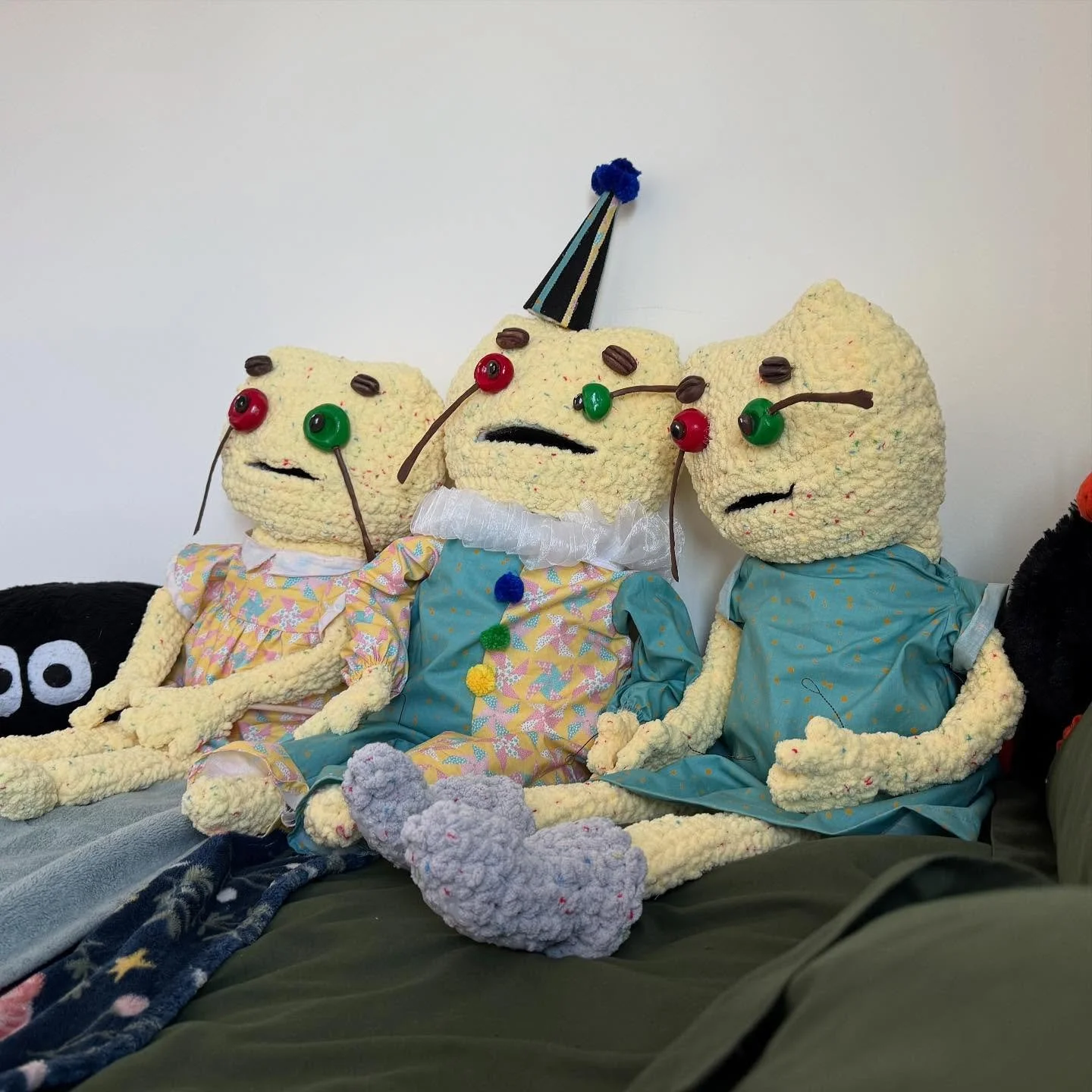 Realized I forgot to share my newest puppets on here so please enjoy some of my favourite photos/movement tests from during and after their construction! 

These puppets are from my puppet show Fruitcake! It&rsquo;s a show about healing and reconnect