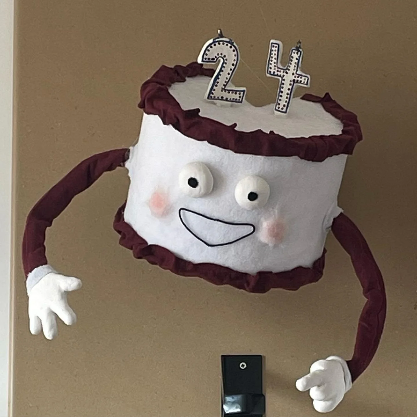 Cake I made myself for my 24th birthday in the style of DHMIS

#dhmis #puppet
