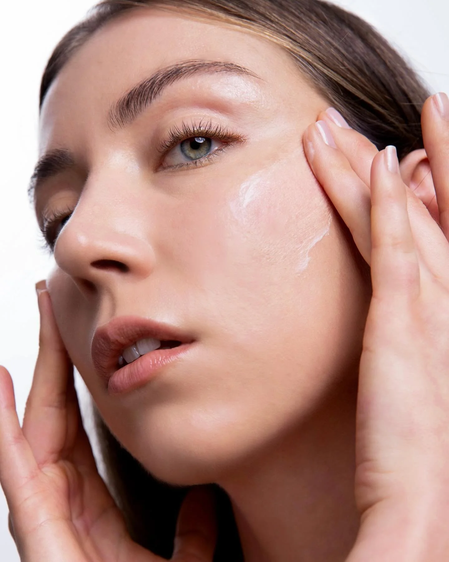 Recent beauty shoot with @risahimmortelle 🥰🥰🥰

Creative/Art Direction: @yanigee 
Photographer: @fssusanto 
Model: @swanspleen @stella_was__a_diver_ viana Mercedes 
Project Manager: @yanigee @stella_was__a_diver_ 

&bull;
&bull;
&bull;
&bull;
&bull