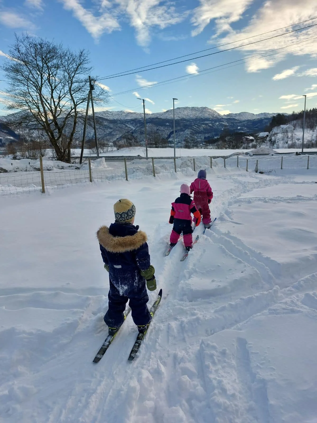 Barnehagebarn på skitur i  Aadland gards- og friluftsbarnehage