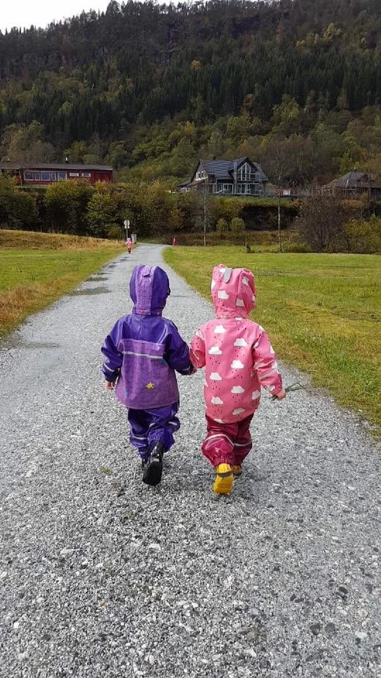 Barnehagebarn på tur i naturen rundt Aadland gards- og friluftsbarnehage i regnvær