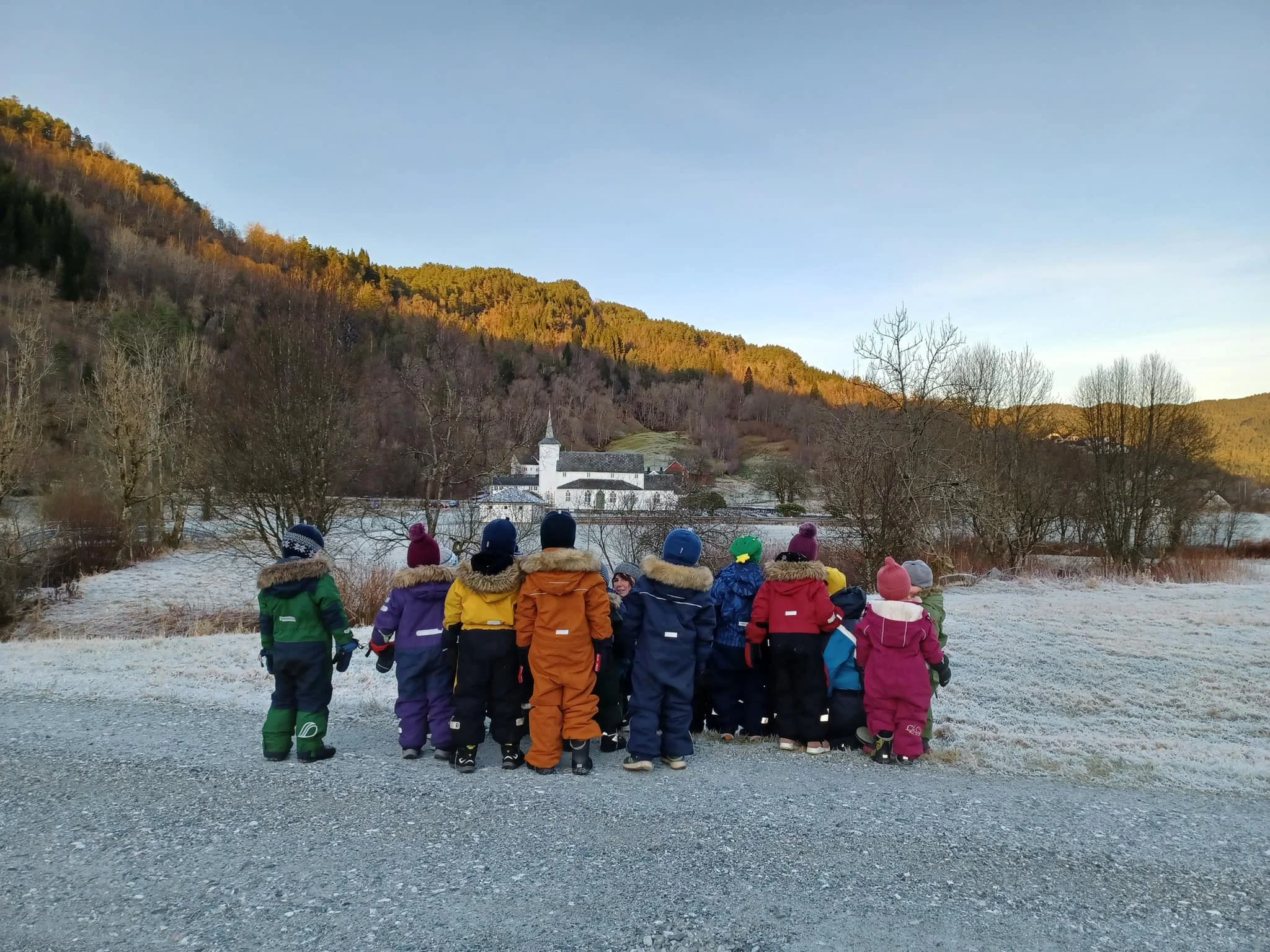 Barnehagebarn på tur i naturen rundt Aadland gards- og friluftsbarnehage om vinteren